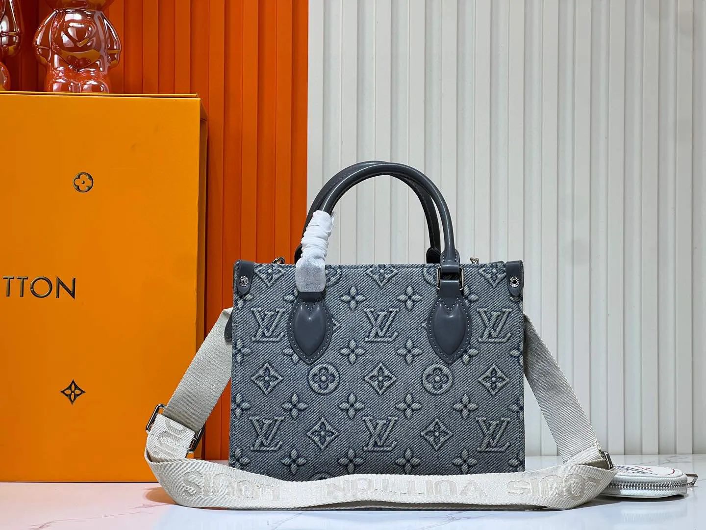 Batch 320💰Upgraded original M46373 This denim denim jacquard OnTheGo small handbag is combined with Monogram and Monogram Reverse canvas, and the Monogram Giant pattern is embellished on it. The Toron handle and the jacquard textured shoulder strap decorated with the brand's logo create a visual contrast, and the detachable coin bag is suitable for storing change or small items. It combines fashionable charm with various functions, making it a good daily companion. 25.0 x 19.0 x 11.5 cm (length x height x width)