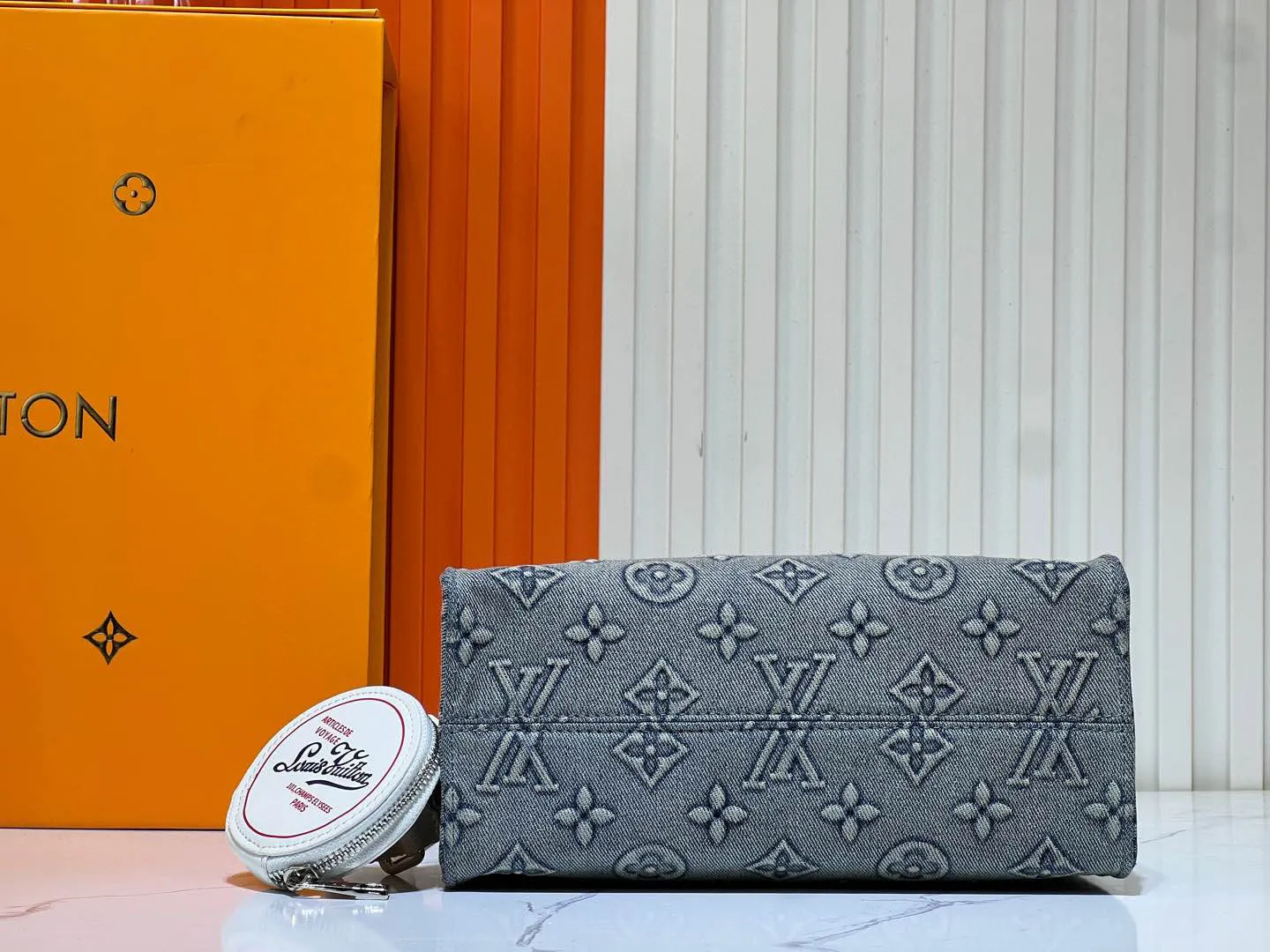 Batch 320💰Upgraded original M46373 This denim denim jacquard OnTheGo small handbag is combined with Monogram and Monogram Reverse canvas, and the Monogram Giant pattern is embellished on it. The Toron handle and the jacquard textured shoulder strap decorated with the brand's logo create a visual contrast, and the detachable coin bag is suitable for storing change or small items. It combines fashionable charm with various functions, making it a good daily companion. 25.0 x 19.0 x 11.5 cm (length x height x width)