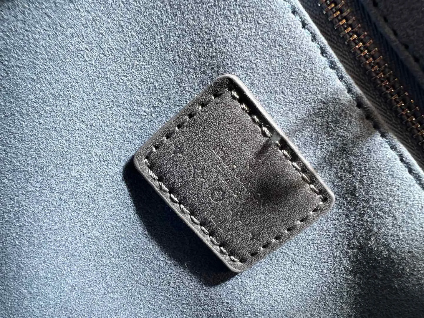Batch 320💰Upgraded original M46373 This denim denim jacquard OnTheGo small handbag is combined with Monogram and Monogram Reverse canvas, and the Monogram Giant pattern is embellished on it. The Toron handle and the jacquard textured shoulder strap decorated with the brand's logo create a visual contrast, and the detachable coin bag is suitable for storing change or small items. It combines fashionable charm with various functions, making it a good daily companion. 25.0 x 19.0 x 11.5 cm (length x height x width)