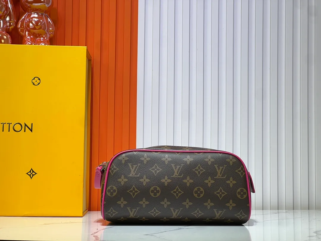 Batch 200💰Upgraded original M11482 M47528 M46354 M46696 N40127 M44494 This Dopp Kit toiletry bag is made of Monogram Eclipse canvas, bringing a restrained choice to Monogram lovers. Plenty of space to store travel essentials, double zippers for secure protection, and wide opening for easy access. 28.0 x 15.0 x 16.5 cm (length x height x width)