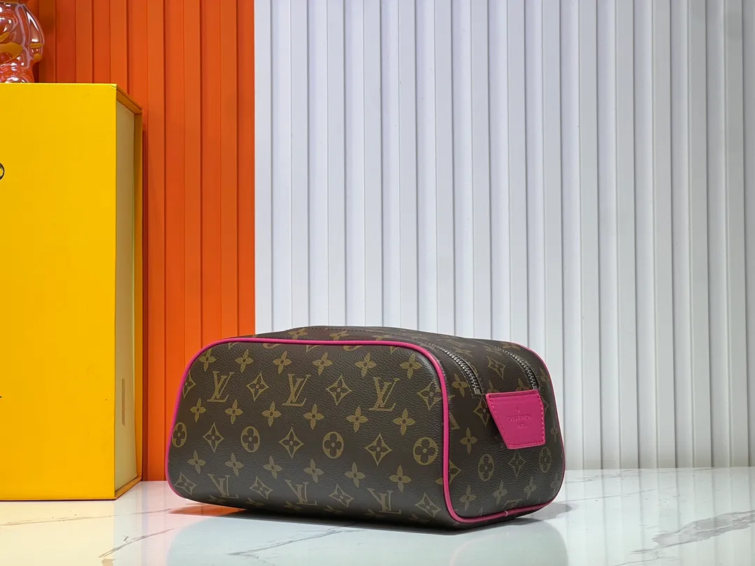 Batch 200💰Upgraded original M11482 M47528 M46354 M46696 N40127 M44494 This Dopp Kit toiletry bag is made of Monogram Eclipse canvas, bringing a restrained choice to Monogram lovers. Plenty of space to store travel essentials, double zippers for secure protection, and wide opening for easy access. 28.0 x 15.0 x 16.5 cm (length x height x width)