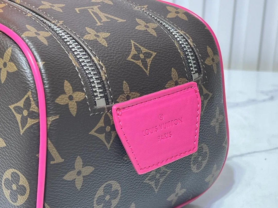 Batch 200💰Upgraded original M11482 M47528 M46354 M46696 N40127 M44494 This Dopp Kit toiletry bag is made of Monogram Eclipse canvas, bringing a restrained choice to Monogram lovers. Plenty of space to store travel essentials, double zippers for secure protection, and wide opening for easy access. 28.0 x 15.0 x 16.5 cm (length x height x width)