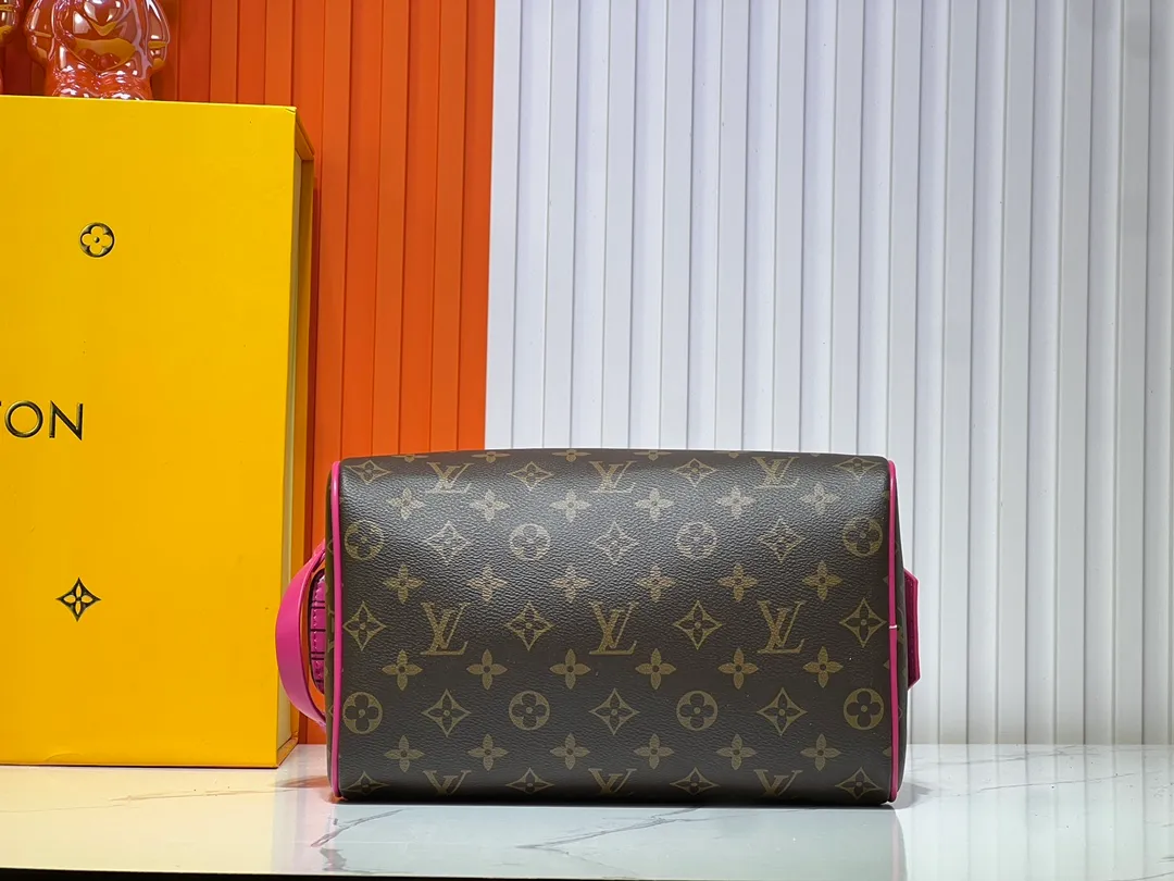 Batch 200💰Upgraded original M11482 M47528 M46354 M46696 N40127 M44494 This Dopp Kit toiletry bag is made of Monogram Eclipse canvas, bringing a restrained choice to Monogram lovers. Plenty of space to store travel essentials, double zippers for secure protection, and wide opening for easy access. 28.0 x 15.0 x 16.5 cm (length x height x width)
