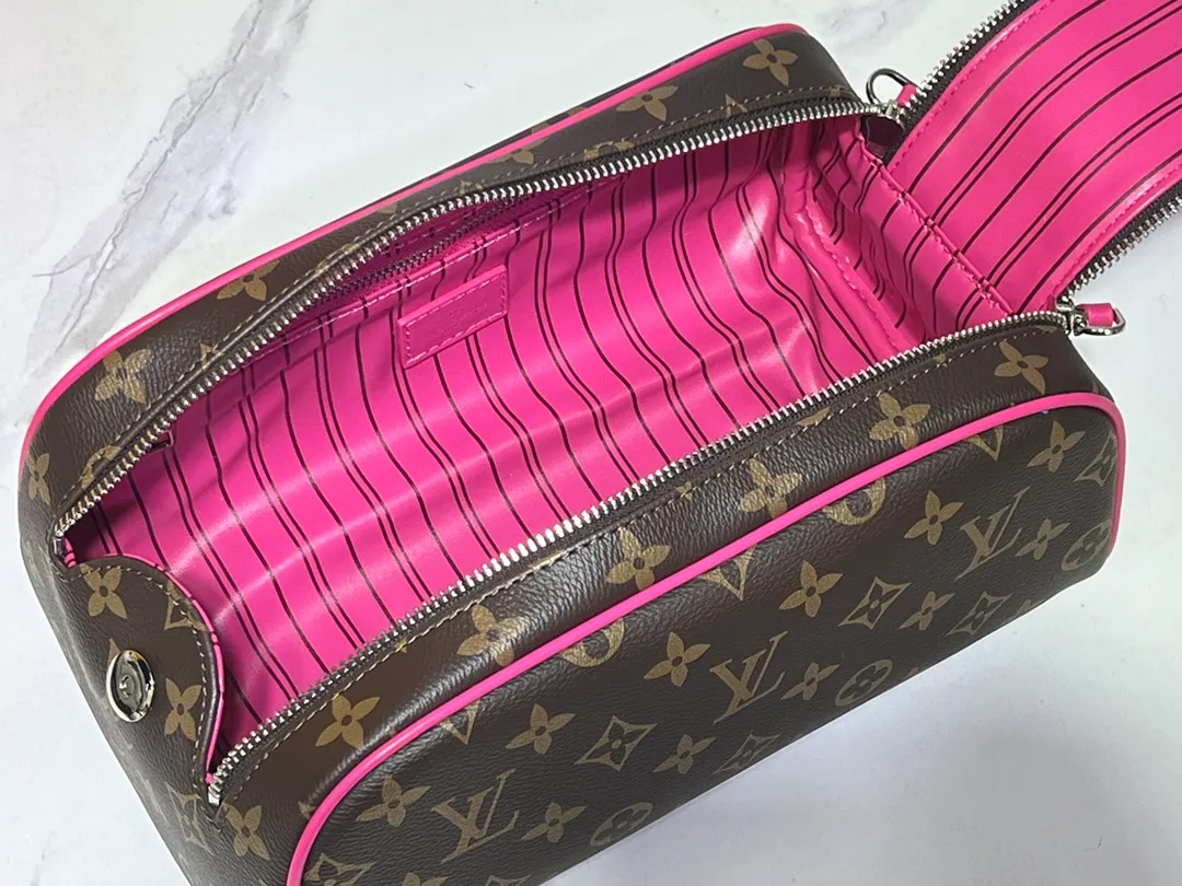 Batch 200💰Upgraded original M11482 M47528 M46354 M46696 N40127 M44494 This Dopp Kit toiletry bag is made of Monogram Eclipse canvas, bringing a restrained choice to Monogram lovers. Plenty of space to store travel essentials, double zippers for secure protection, and wide opening for easy access. 28.0 x 15.0 x 16.5 cm (length x height x width)