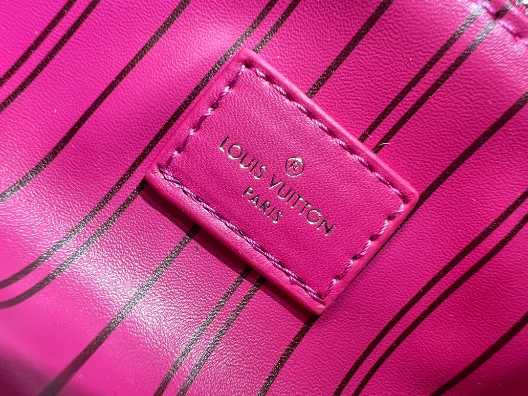 Batch 200💰Upgraded original M11482 M47528 M46354 M46696 N40127 M44494 This Dopp Kit toiletry bag is made of Monogram Eclipse canvas, bringing a restrained choice to Monogram lovers. Plenty of space to store travel essentials, double zippers for secure protection, and wide opening for easy access. 28.0 x 15.0 x 16.5 cm (length x height x width)