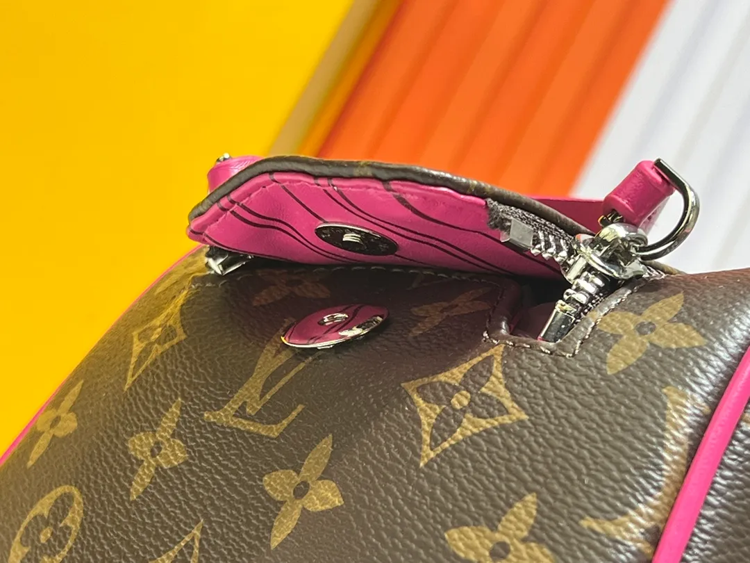 Batch 200💰Upgraded original M11482 M47528 M46354 M46696 N40127 M44494 This Dopp Kit toiletry bag is made of Monogram Eclipse canvas, bringing a restrained choice to Monogram lovers. Plenty of space to store travel essentials, double zippers for secure protection, and wide opening for easy access. 28.0 x 15.0 x 16.5 cm (length x height x width)