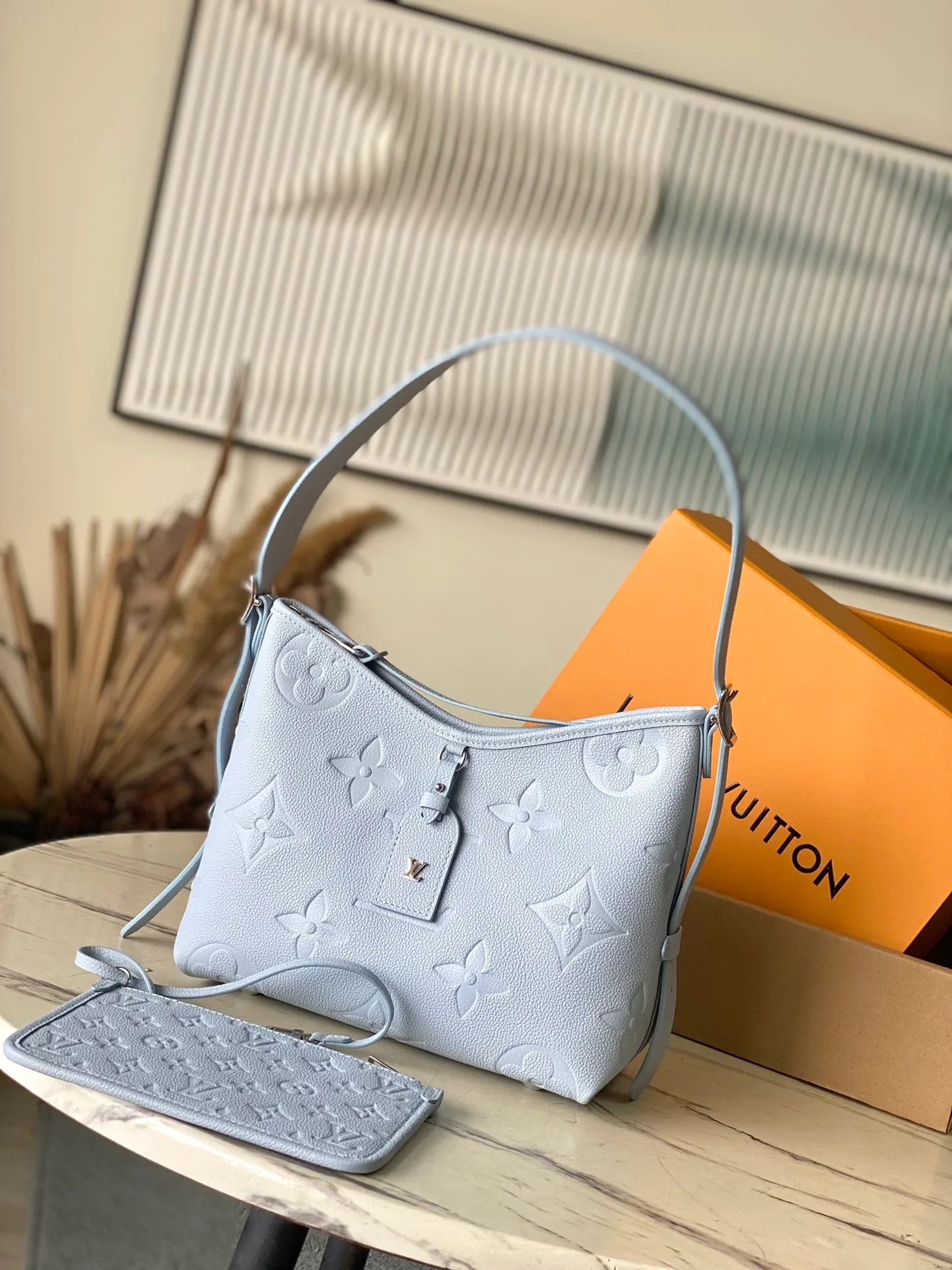 💰1300 (top layer leather) top original order M46673 This small CarryAll handbag is made of Monogram Empreinte leather, showing a bright style with a soft and close-fitting structure. Gradient watercolor-style V letters and Monogram flowers add colorful details, and the detachable and adjustable shoulder strap allows for comfortable shoulder carrying. Dimensions: 29.5 × 24 × 12 cm