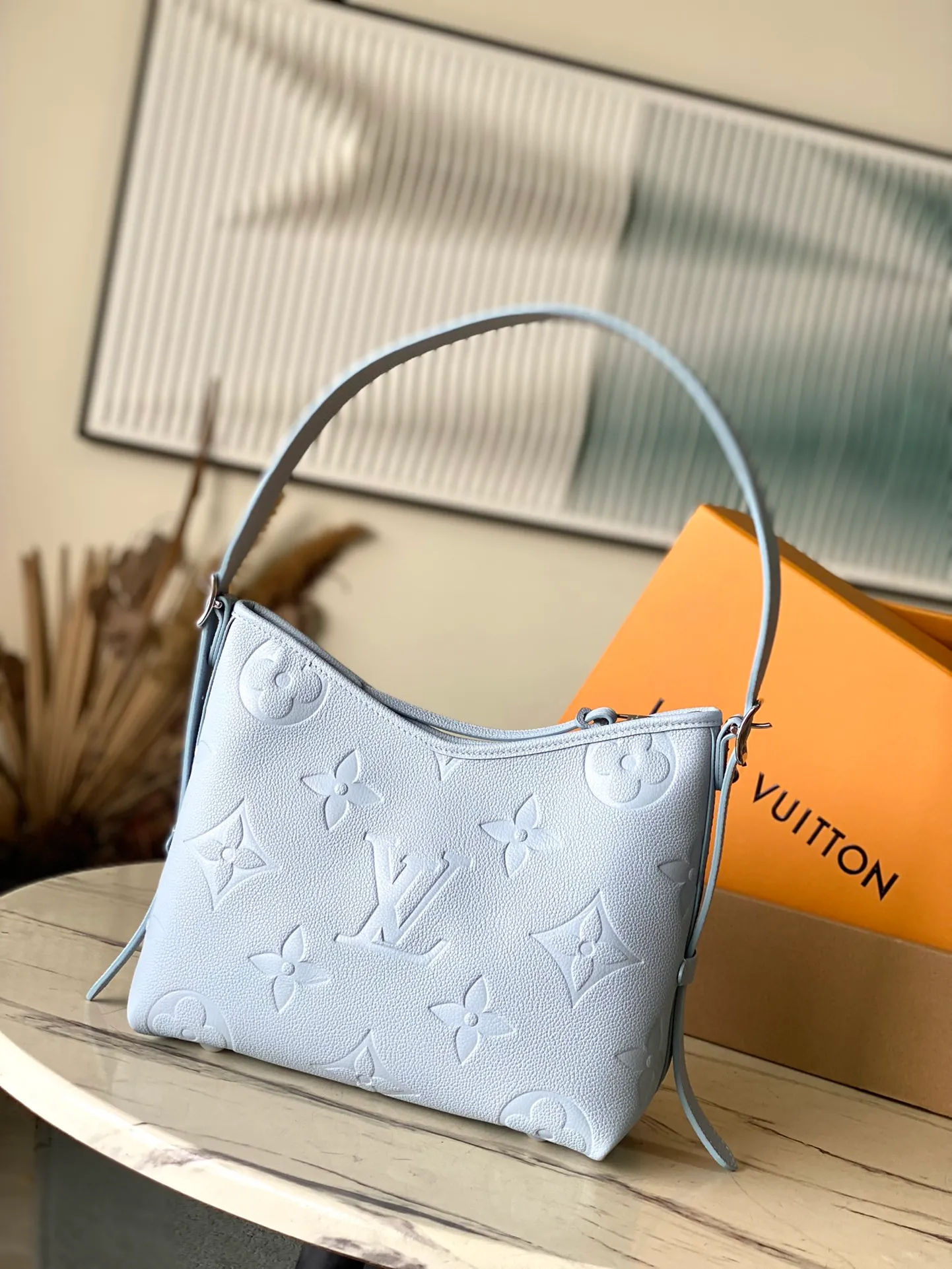 💰1300 (top layer leather) top original order M46673 This small CarryAll handbag is made of Monogram Empreinte leather, showing a bright style with a soft and close-fitting structure. Gradient watercolor-style V letters and Monogram flowers add colorful details, and the detachable and adjustable shoulder strap allows for comfortable shoulder carrying. Dimensions: 29.5 × 24 × 12 cm