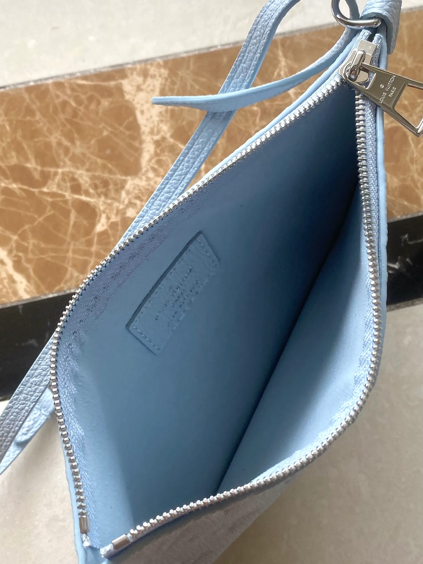 💰1300 (top layer leather) top original order M46673 This small CarryAll handbag is made of Monogram Empreinte leather, showing a bright style with a soft and close-fitting structure. Gradient watercolor-style V letters and Monogram flowers add colorful details, and the detachable and adjustable shoulder strap allows for comfortable shoulder carrying. Dimensions: 29.5 × 24 × 12 cm