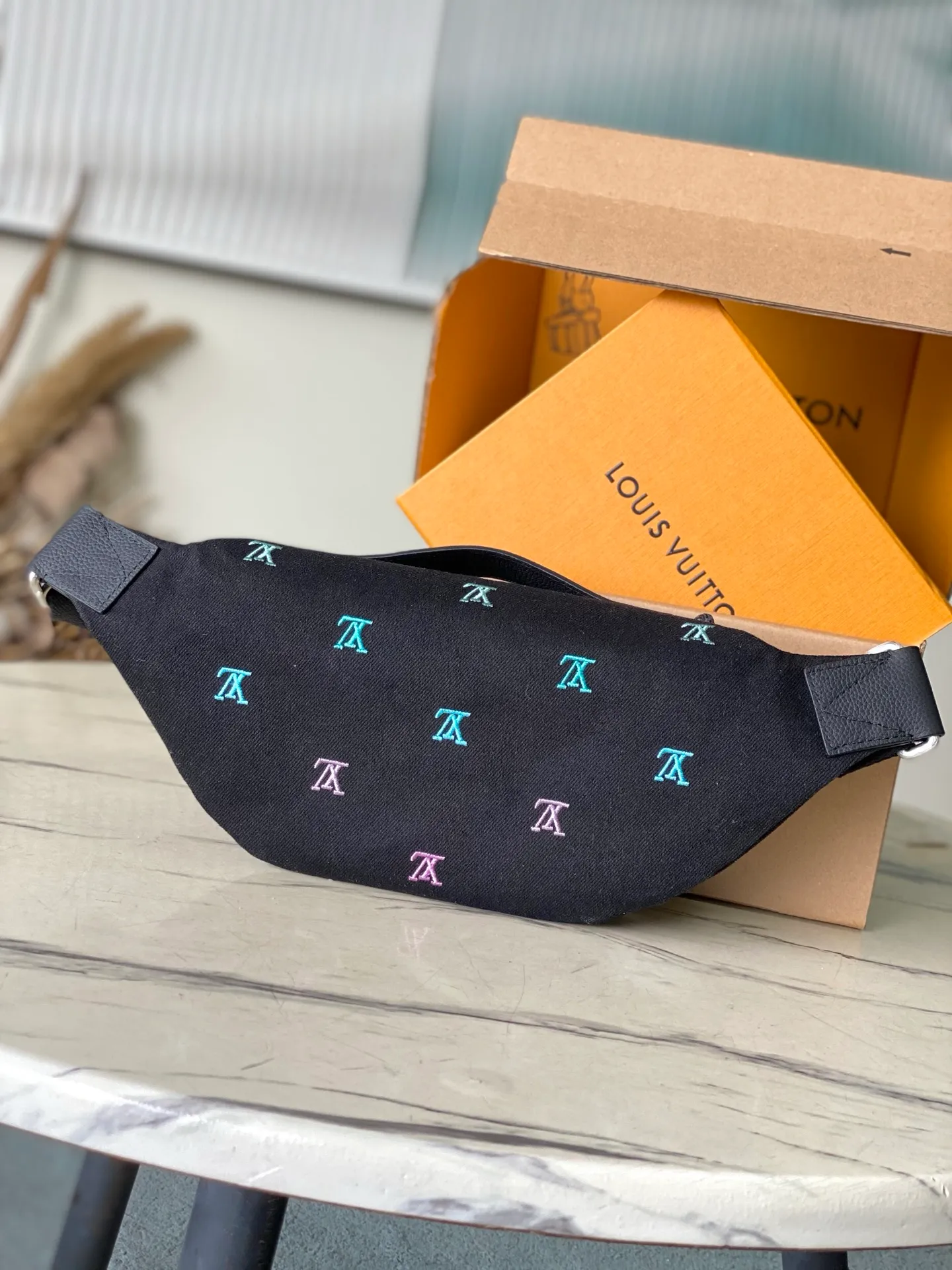 💰1400 (top layer leather) top original order M13961 gradient denim embroidered waist bag. It’s really good-looking. The design combines classic and modern elements, such as Monogram patterns and iconic logos. It has a variety of styles and can be matched with casual wear, formal wear, sportswear, etc. to enhance the overall style and fashion. Various ways of carrying it increase the flexibility of matching. Dimensions: 37x 14x 13cm (length x height x width)