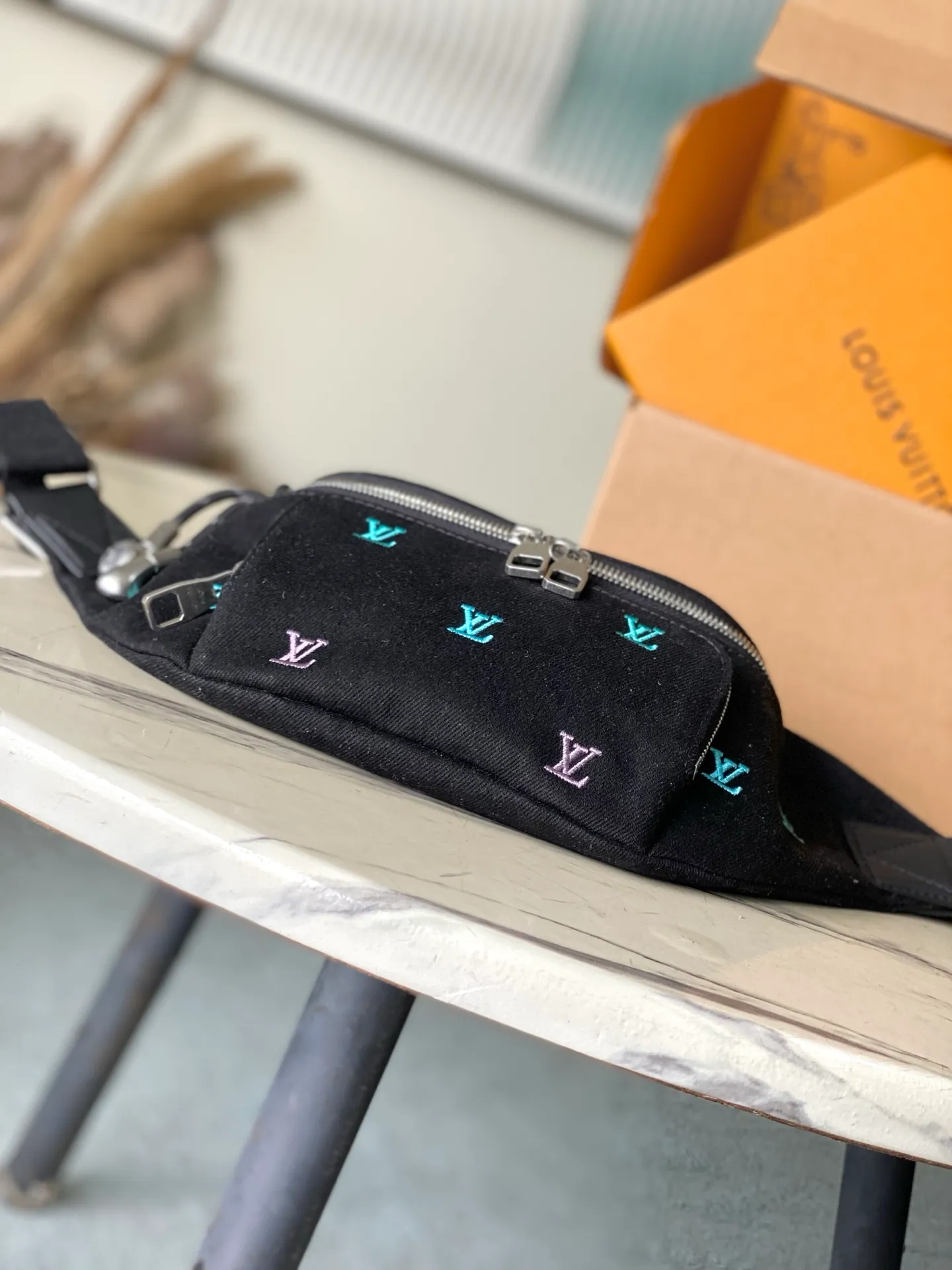 💰1400 (top layer leather) top original order M13961 gradient denim embroidered waist bag. It’s really good-looking. The design combines classic and modern elements, such as Monogram patterns and iconic logos. It has a variety of styles and can be matched with casual wear, formal wear, sportswear, etc. to enhance the overall style and fashion. Various ways of carrying it increase the flexibility of matching. Dimensions: 37x 14x 13cm (length x height x width)