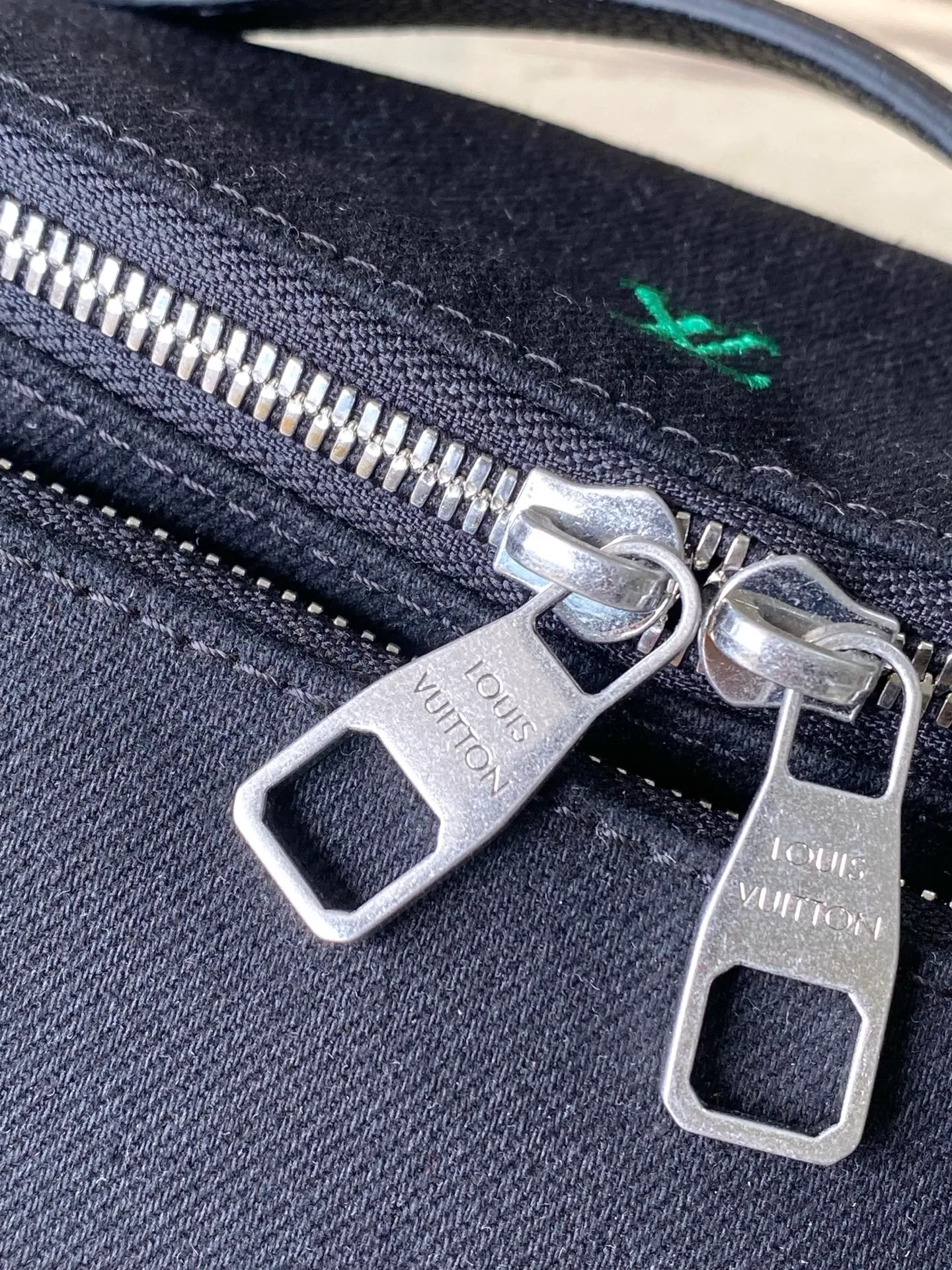 💰1400 (top layer leather) top original order M13961 gradient denim embroidered waist bag. It’s really good-looking. The design combines classic and modern elements, such as Monogram patterns and iconic logos. It has a variety of styles and can be matched with casual wear, formal wear, sportswear, etc. to enhance the overall style and fashion. Various ways of carrying it increase the flexibility of matching. Dimensions: 37x 14x 13cm (length x height x width)