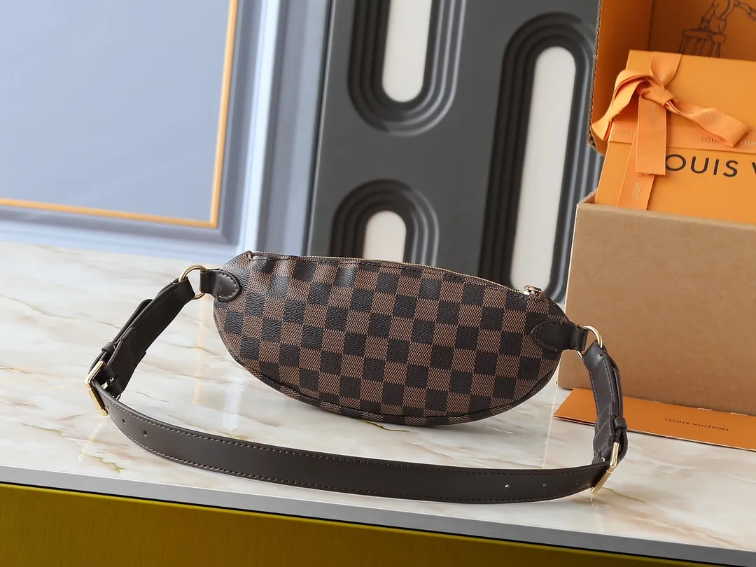 💰220💰Upgraded from the original N00230 M14806 M43644 This Keepit waist bag debuted at the 2025 spring and summer show. It is made of Damier Azur canvas and dazzling metal parts, and is equipped with an adjustable shoulder strap for flexible carrying. An exterior zippered compartment holds small essentials, and a front leather label embossed with the Louis Vuitton logo. Dimensions: 29.0 x 12.0 x 6.0 cm (length x height x width)