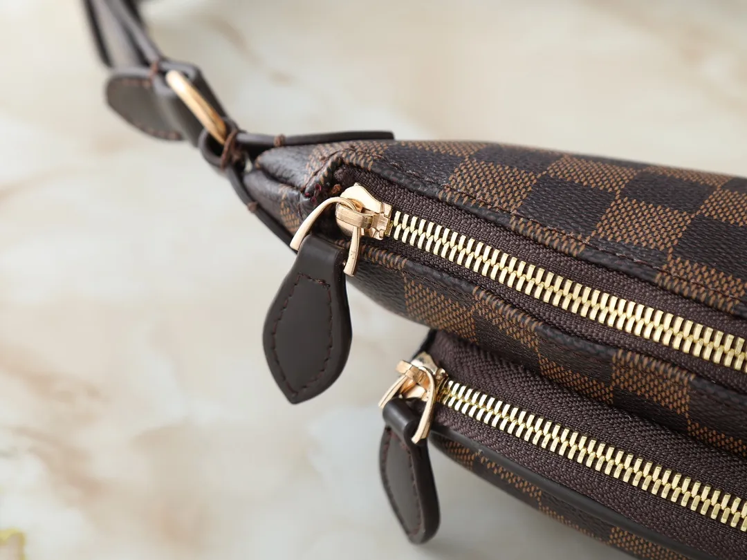 💰220💰Upgraded from the original N00230 M14806 M43644 This Keepit waist bag debuted at the 2025 spring and summer show. It is made of Damier Azur canvas and dazzling metal parts, and is equipped with an adjustable shoulder strap for flexible carrying. An exterior zippered compartment holds small essentials, and a front leather label embossed with the Louis Vuitton logo. Dimensions: 29.0 x 12.0 x 6.0 cm (length x height x width)