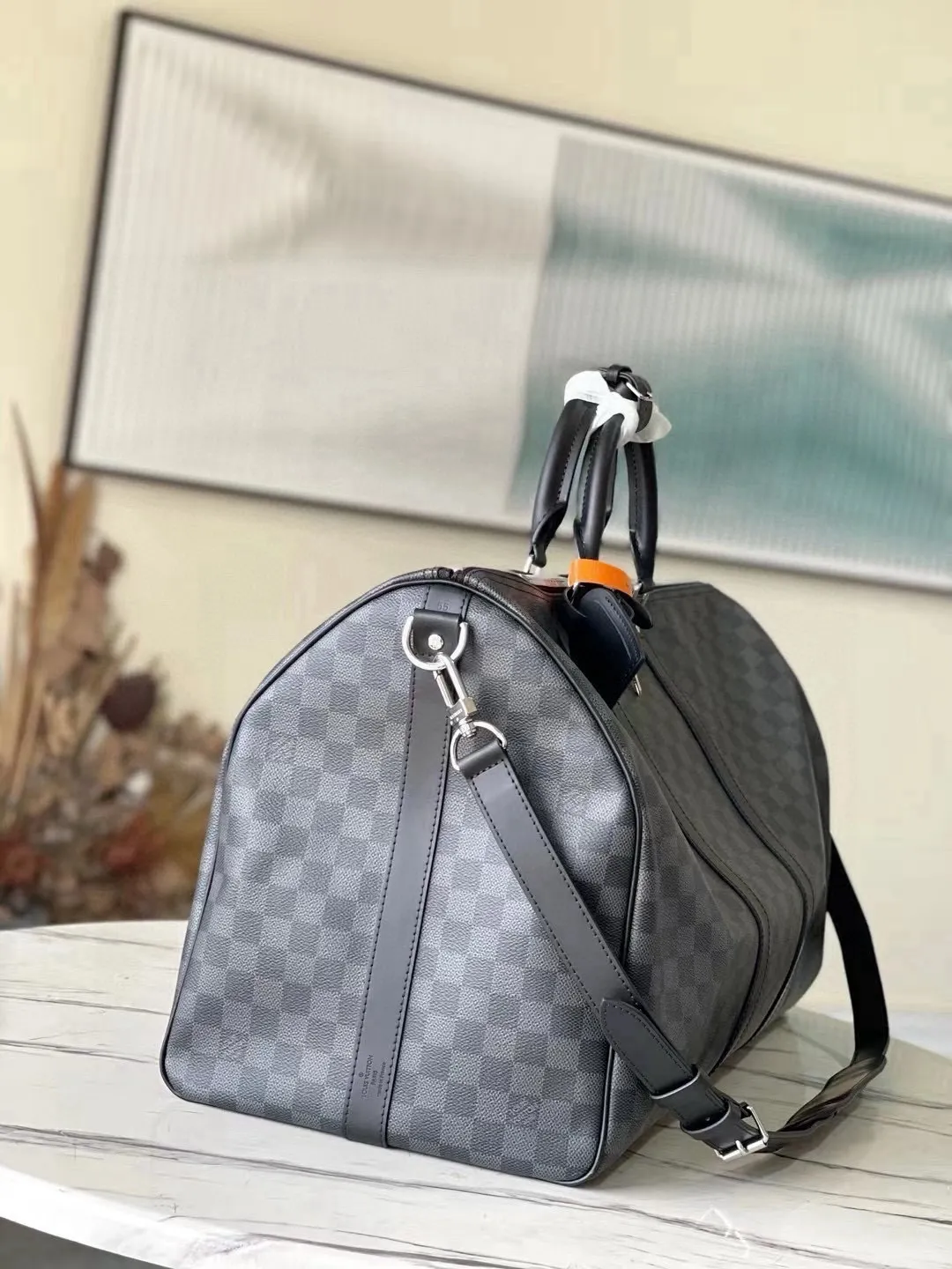 💰1040 (55 size) top original order N41414 black grid with spacious capacity and flexible use. Durable, safe and reliable. Fashionable style, mature and stable. Features a secure double zipper and padlock, making it perfect for business or pleasure. Dimensions: 55 × 31 × 26 cm