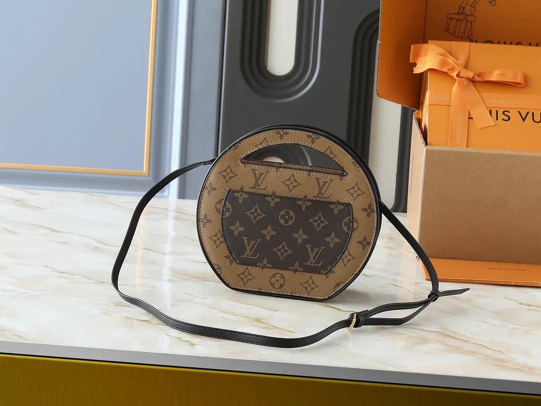 💰240💰Upgraded original M47117 presbyopia yellow flower This AROUND ME handbag, this Around Me handbag is made of Monogram coated canvas, interpreting the inspiration of the brand's LV Circle logo. The logo was created in the 1920s and is active in Louis Vuitton stores and advertising. This sleek handbag debuts on the 2024 spring and summer show, with an integrated handle creating a simple and elegant appearance. Exquisite configuration releases trendy style. 22.5×21×7cm