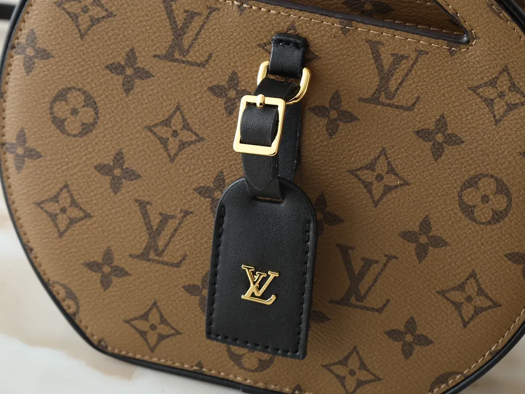 💰240💰Upgraded original M47117 presbyopia yellow flower This AROUND ME handbag, this Around Me handbag is made of Monogram coated canvas, interpreting the inspiration of the brand's LV Circle logo. The logo was created in the 1920s and is active in Louis Vuitton stores and advertising. This sleek handbag debuts on the 2024 spring and summer show, with an integrated handle creating a simple and elegant appearance. Exquisite configuration releases trendy style. 22.5×21×7cm
