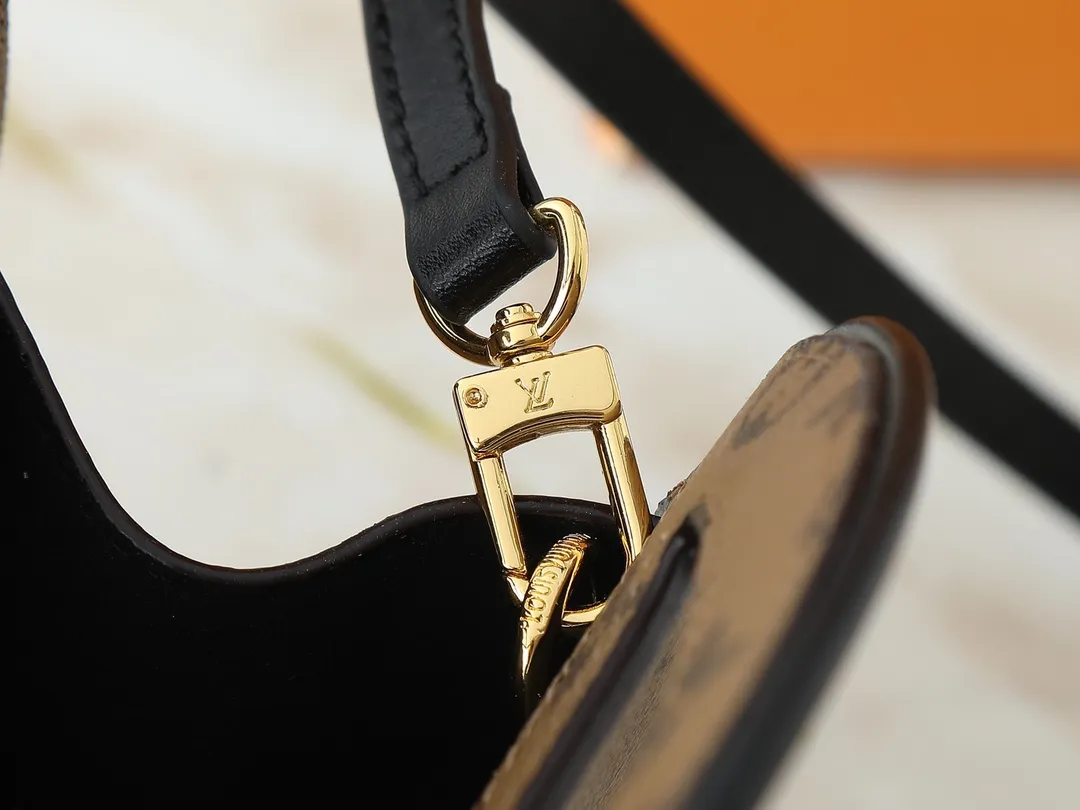 💰240💰Upgraded original M47117 presbyopia yellow flower This AROUND ME handbag, this Around Me handbag is made of Monogram coated canvas, interpreting the inspiration of the brand's LV Circle logo. The logo was created in the 1920s and is active in Louis Vuitton stores and advertising. This sleek handbag debuts on the 2024 spring and summer show, with an integrated handle creating a simple and elegant appearance. Exquisite configuration releases trendy style. 22.5×21×7cm