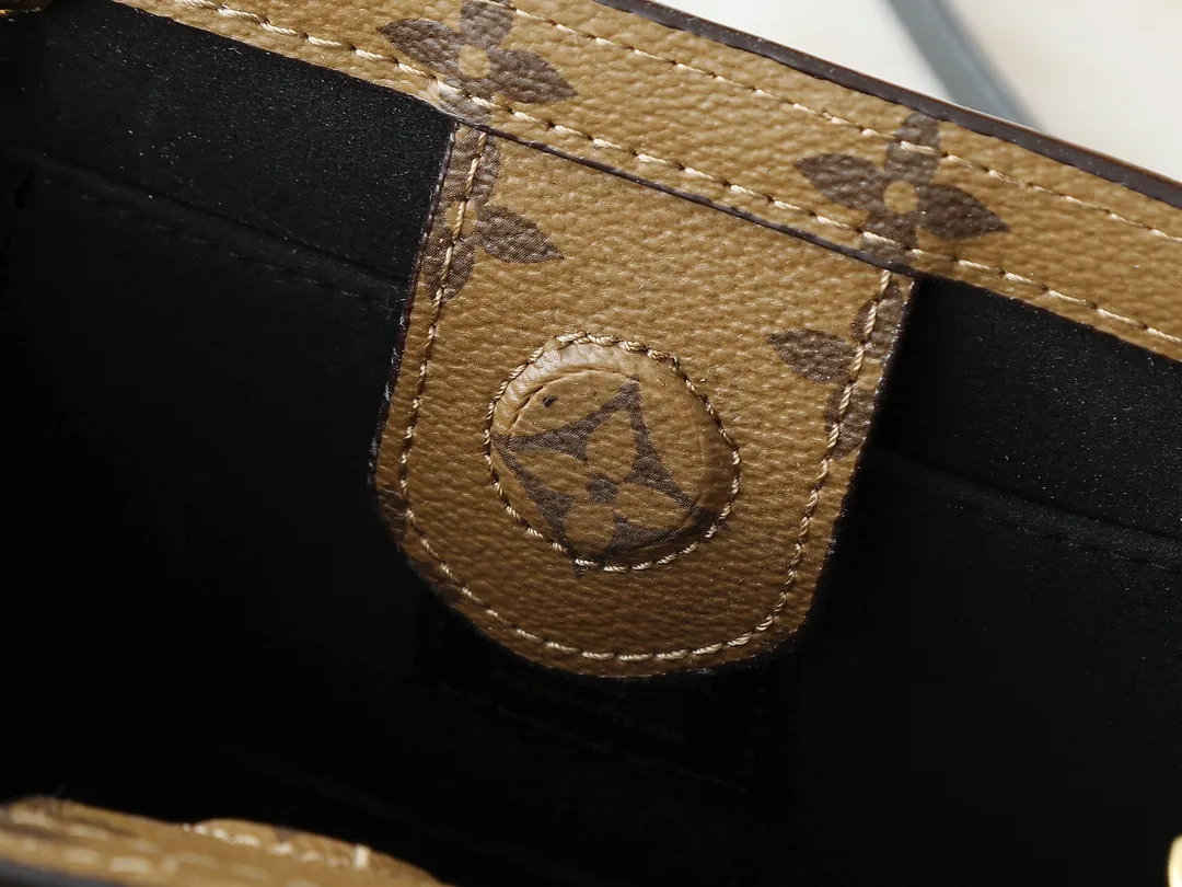 💰240💰Upgraded original M47117 presbyopia yellow flower This AROUND ME handbag, this Around Me handbag is made of Monogram coated canvas, interpreting the inspiration of the brand's LV Circle logo. The logo was created in the 1920s and is active in Louis Vuitton stores and advertising. This sleek handbag debuts on the 2024 spring and summer show, with an integrated handle creating a simple and elegant appearance. Exquisite configuration releases trendy style. 22.5×21×7cm