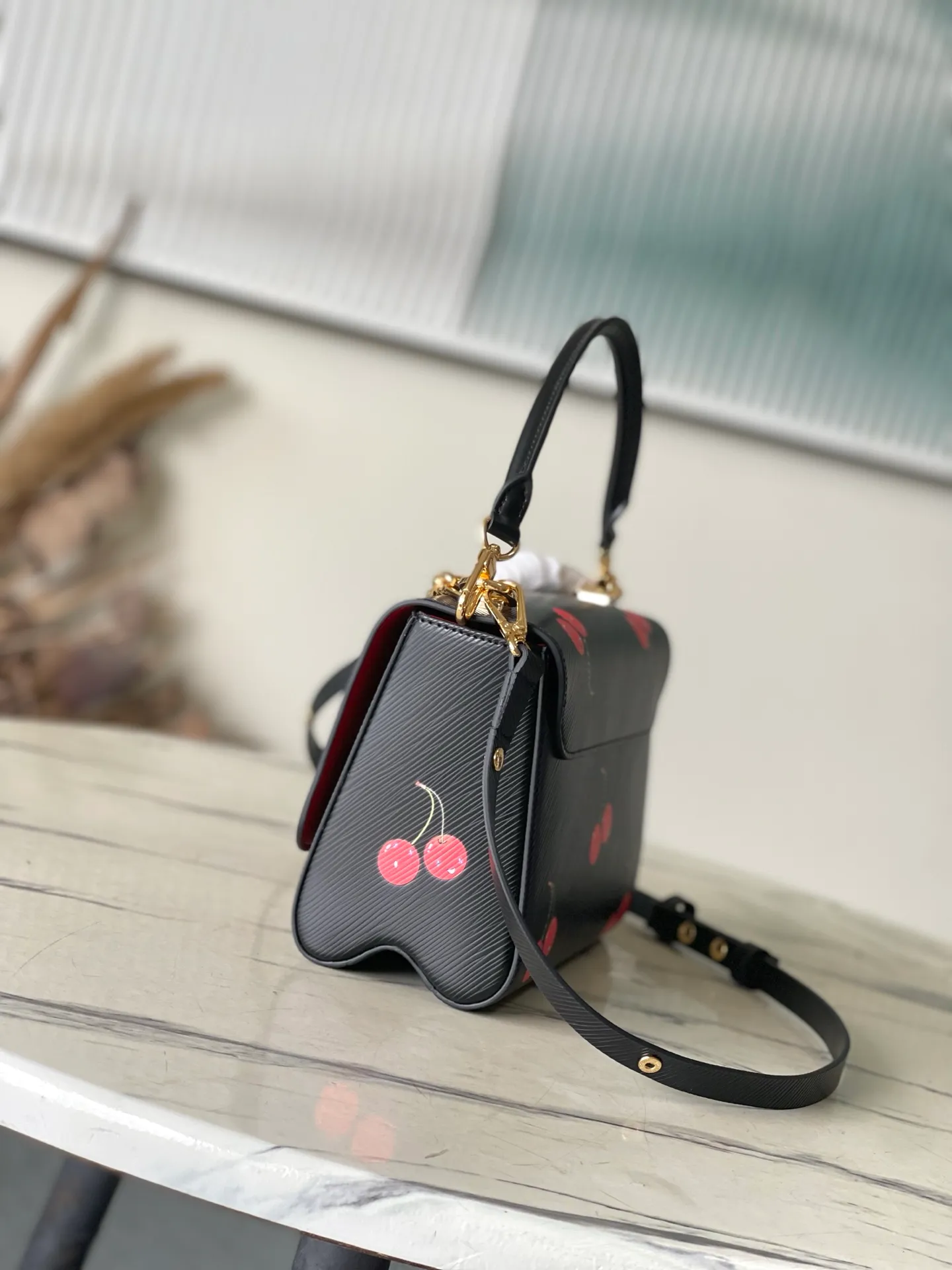 💰1160 (top layer leather) top original order M14094 This medium-sized Twist handbag is made of rich-textured Epi grained cow leather with a vivid and vivid cherry pattern, highlighting the iconic and interesting brushwork of Japanese artist Takashi Murakami. The metal chain and LV Twist lock have a polished texture, and the inner pocket can organize daily necessities such as mobile phones and long wallets. Dimensions: 23 × 16 × 8 cm