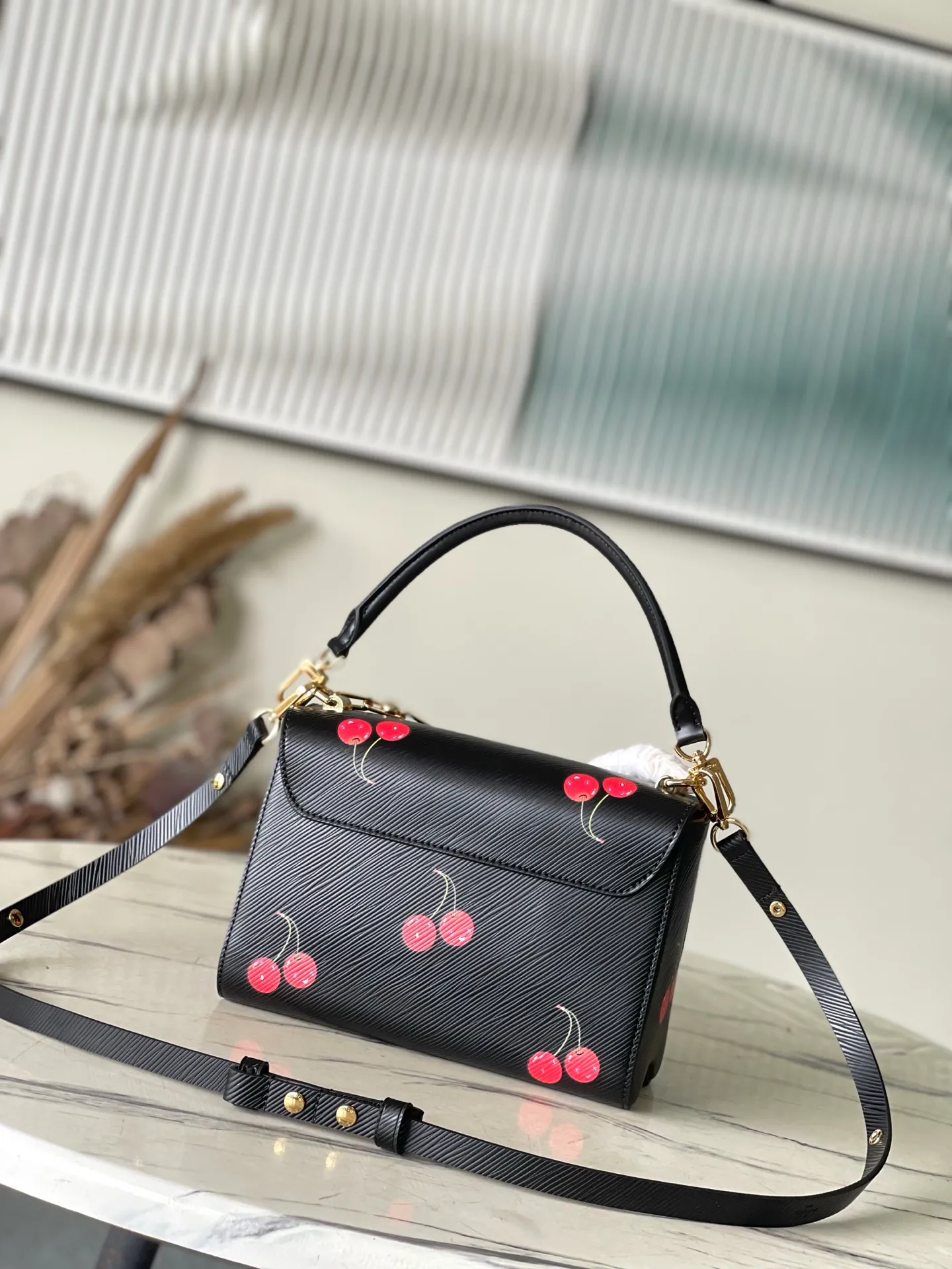 💰1160 (top layer leather) top original order M14094 This medium-sized Twist handbag is made of rich-textured Epi grained cow leather with a vivid and vivid cherry pattern, highlighting the iconic and interesting brushwork of Japanese artist Takashi Murakami. The metal chain and LV Twist lock have a polished texture, and the inner pocket can organize daily necessities such as mobile phones and long wallets. Dimensions: 23 × 16 × 8 cm