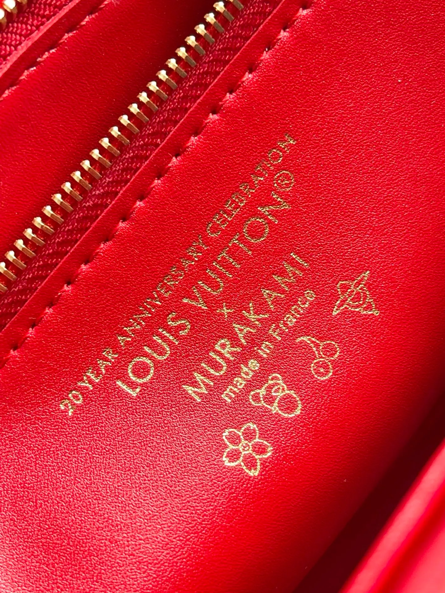 💰1160 (top layer leather) top original order M14094 This medium-sized Twist handbag is made of rich-textured Epi grained cow leather with a vivid and vivid cherry pattern, highlighting the iconic and interesting brushwork of Japanese artist Takashi Murakami. The metal chain and LV Twist lock have a polished texture, and the inner pocket can organize daily necessities such as mobile phones and long wallets. Dimensions: 23 × 16 × 8 cm
