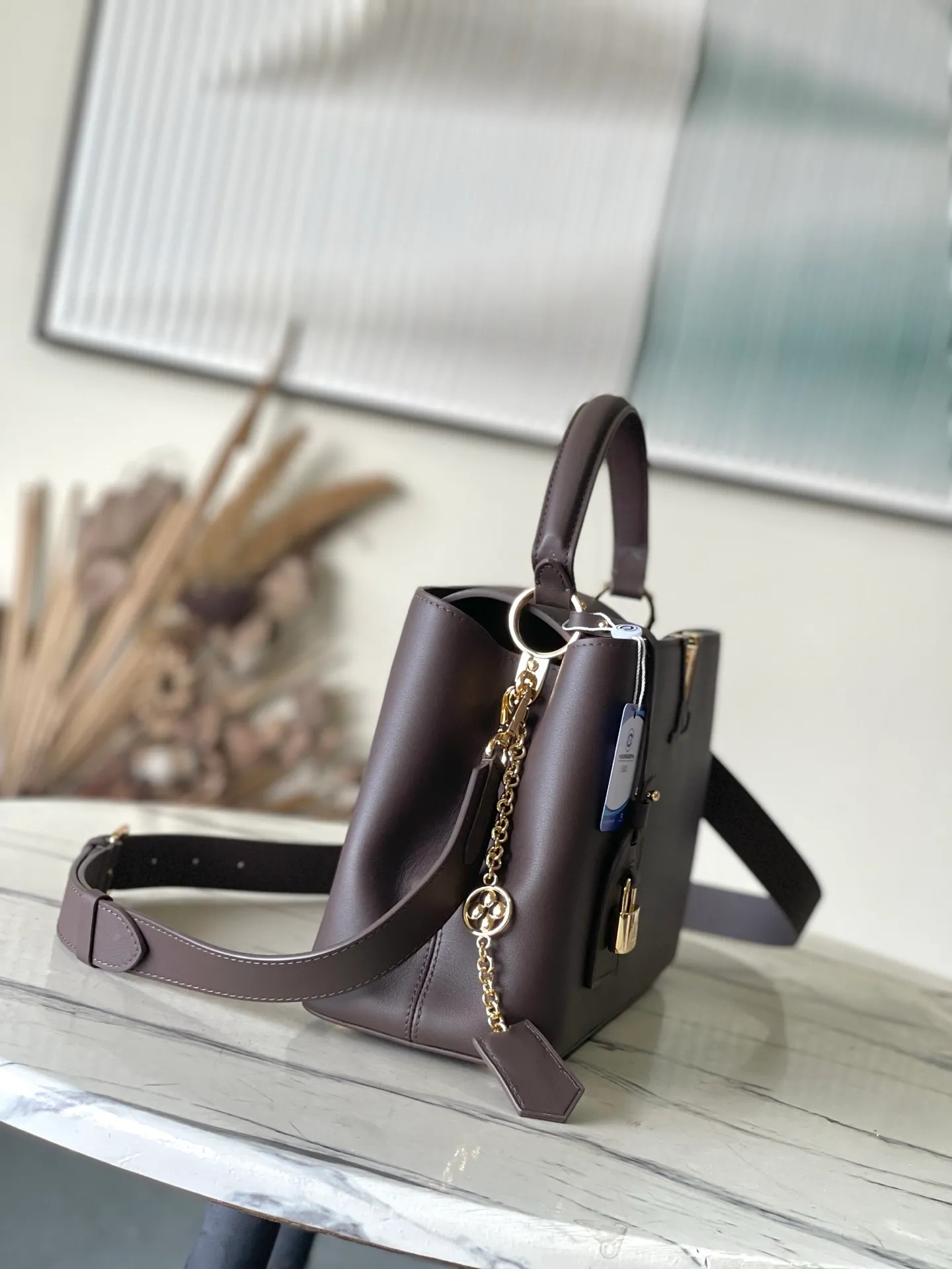 💰2600 "Special Grade Original Leather" M12927 This medium-sized Capucines Souple handbag gives the shiny cow leather a wrinkled effect, creating a visual contrast with the dazzling metal parts. The exquisite key bag continues the iconic touch, and the detachable flower-shaped double-plated chain shows off the Gothic style. Plenty of space to store daily necessities, and can be carried by hand or on the shoulder. Dimensions: 33 × 24 × 12 cm