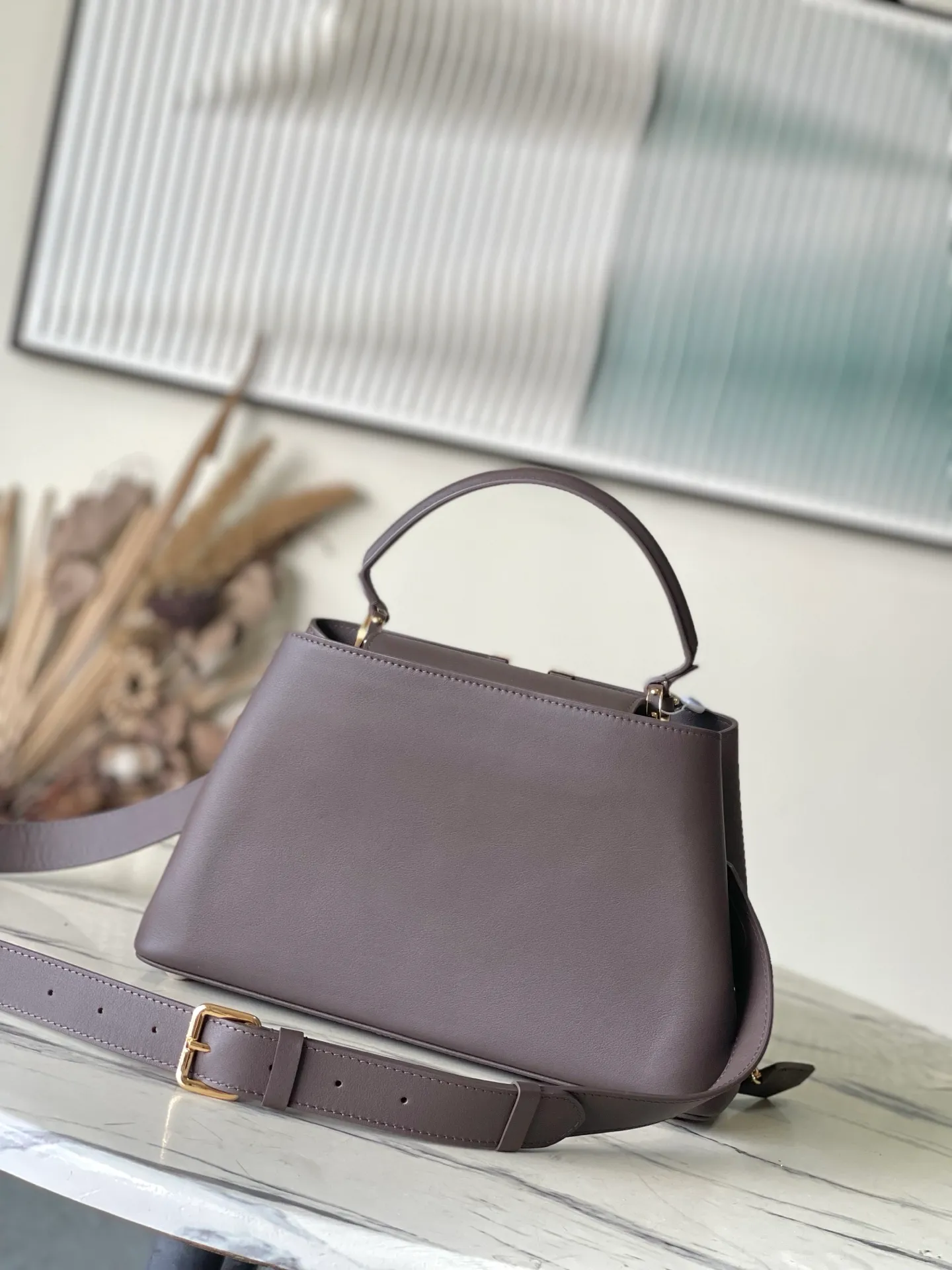 💰2600 "Special Grade Original Leather" M12927 This medium-sized Capucines Souple handbag gives the shiny cow leather a wrinkled effect, creating a visual contrast with the dazzling metal parts. The exquisite key bag continues the iconic touch, and the detachable flower-shaped double-plated chain shows off the Gothic style. Plenty of space to store daily necessities, and can be carried by hand or on the shoulder. Dimensions: 33 × 24 × 12 cm