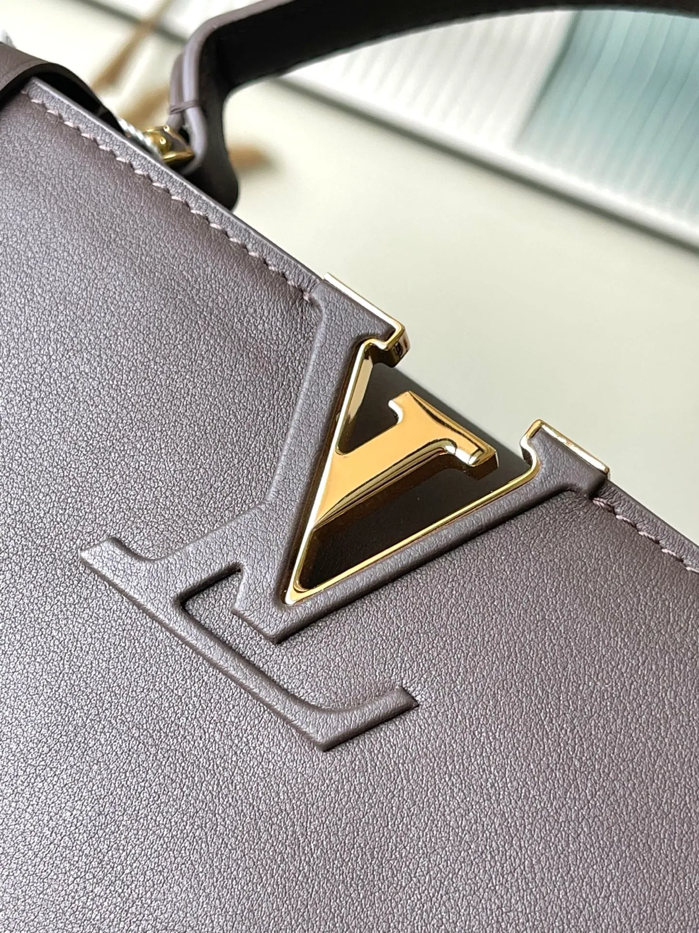 💰2600 "Special Grade Original Leather" M12927 This medium-sized Capucines Souple handbag gives the shiny cow leather a wrinkled effect, creating a visual contrast with the dazzling metal parts. The exquisite key bag continues the iconic touch, and the detachable flower-shaped double-plated chain shows off the Gothic style. Plenty of space to store daily necessities, and can be carried by hand or on the shoulder. Dimensions: 33 × 24 × 12 cm
