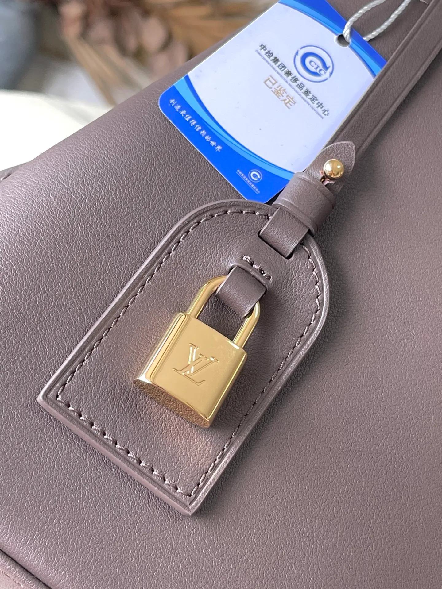 💰2600 "Special Grade Original Leather" M12927 This medium-sized Capucines Souple handbag gives the shiny cow leather a wrinkled effect, creating a visual contrast with the dazzling metal parts. The exquisite key bag continues the iconic touch, and the detachable flower-shaped double-plated chain shows off the Gothic style. Plenty of space to store daily necessities, and can be carried by hand or on the shoulder. Dimensions: 33 × 24 × 12 cm
