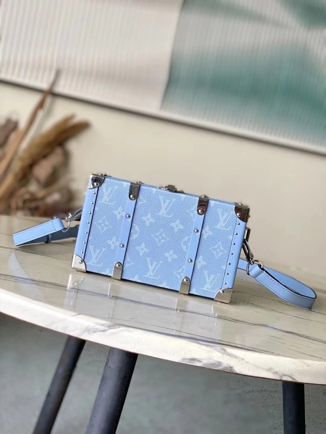 💰1500 (Steel Hardware) Top Original Order M13562 This Wallet Trunk Taigarama handbag is made of Monogram canvas and cow leather. It uses a wooden frame, buckles and reinforced corners to express the inspiration of the brand's classic hard trunk. The ample interior is convenient for storing mobile phones and wallets, and the detachable shoulder strap makes it easy to switch between shoulder and cross-body wear. Dimensions: 21.5 × 12.3 × 6 cm