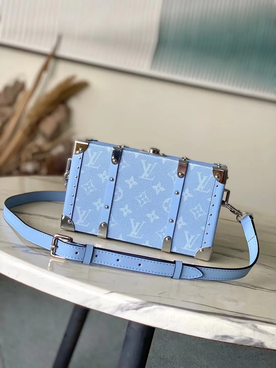 💰1500 (Steel Hardware) Top Original Order M13562 This Wallet Trunk Taigarama handbag is made of Monogram canvas and cow leather. It uses a wooden frame, buckles and reinforced corners to express the inspiration of the brand's classic hard trunk. The ample interior is convenient for storing mobile phones and wallets, and the detachable shoulder strap makes it easy to switch between shoulder and cross-body wear. Dimensions: 21.5 × 12.3 × 6 cm
