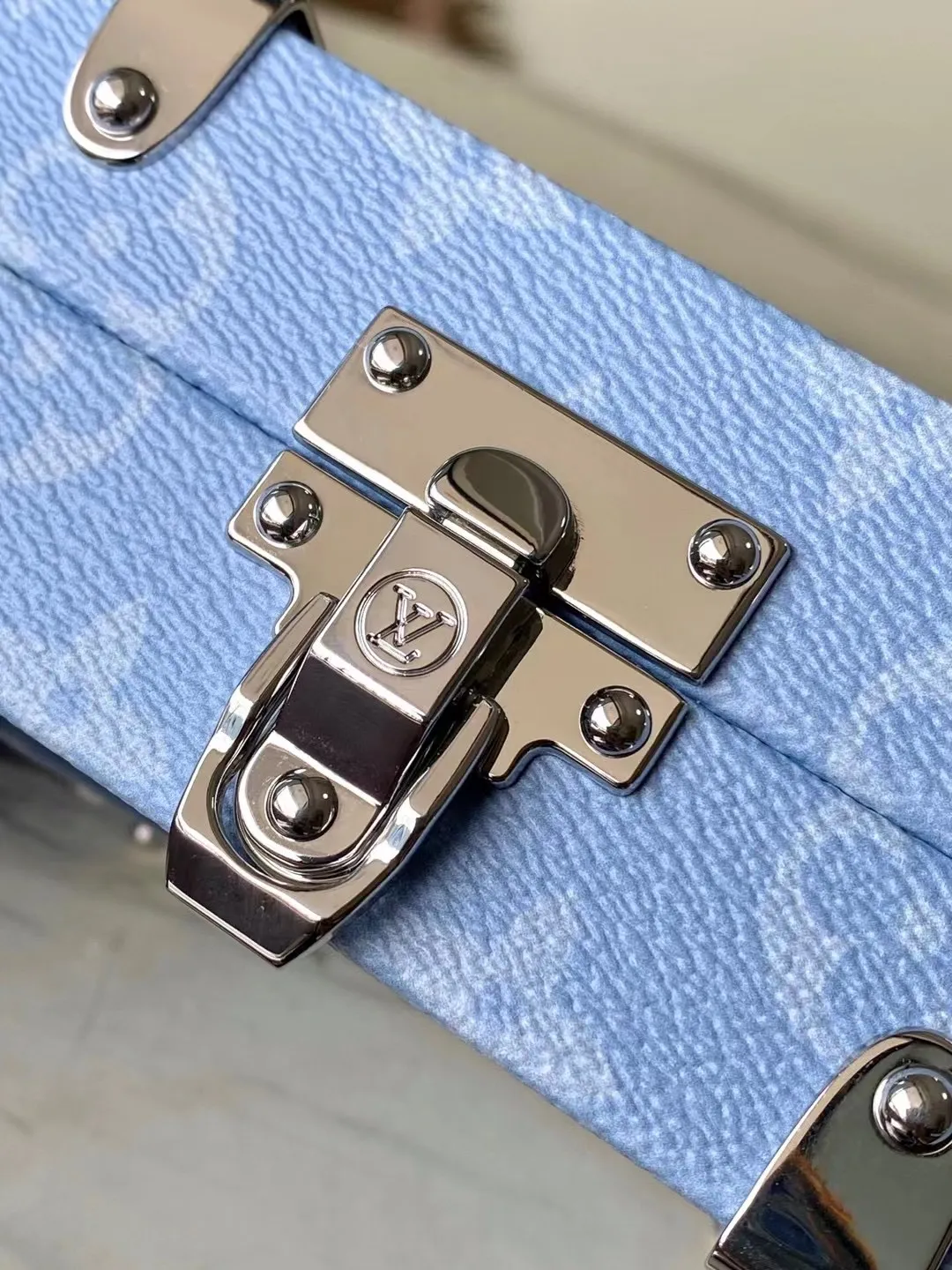 💰1500 (Steel Hardware) Top Original Order M13562 This Wallet Trunk Taigarama handbag is made of Monogram canvas and cow leather. It uses a wooden frame, buckles and reinforced corners to express the inspiration of the brand's classic hard trunk. The ample interior is convenient for storing mobile phones and wallets, and the detachable shoulder strap makes it easy to switch between shoulder and cross-body wear. Dimensions: 21.5 × 12.3 × 6 cm