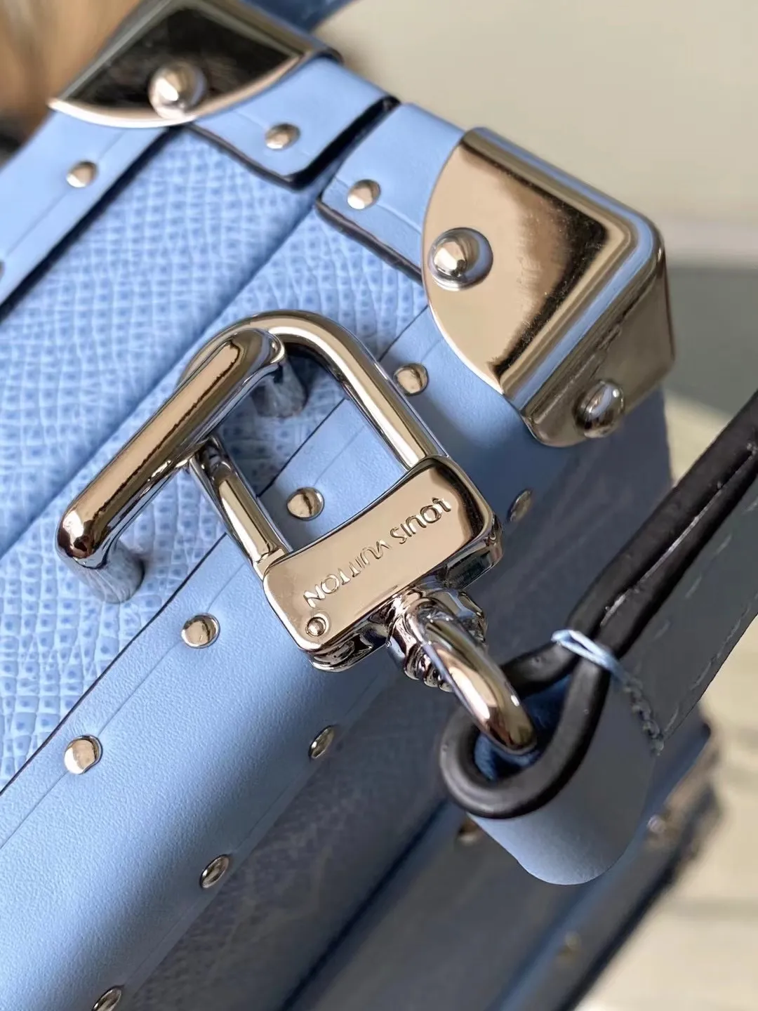 💰1500 (Steel Hardware) Top Original Order M13562 This Wallet Trunk Taigarama handbag is made of Monogram canvas and cow leather. It uses a wooden frame, buckles and reinforced corners to express the inspiration of the brand's classic hard trunk. The ample interior is convenient for storing mobile phones and wallets, and the detachable shoulder strap makes it easy to switch between shoulder and cross-body wear. Dimensions: 21.5 × 12.3 × 6 cm