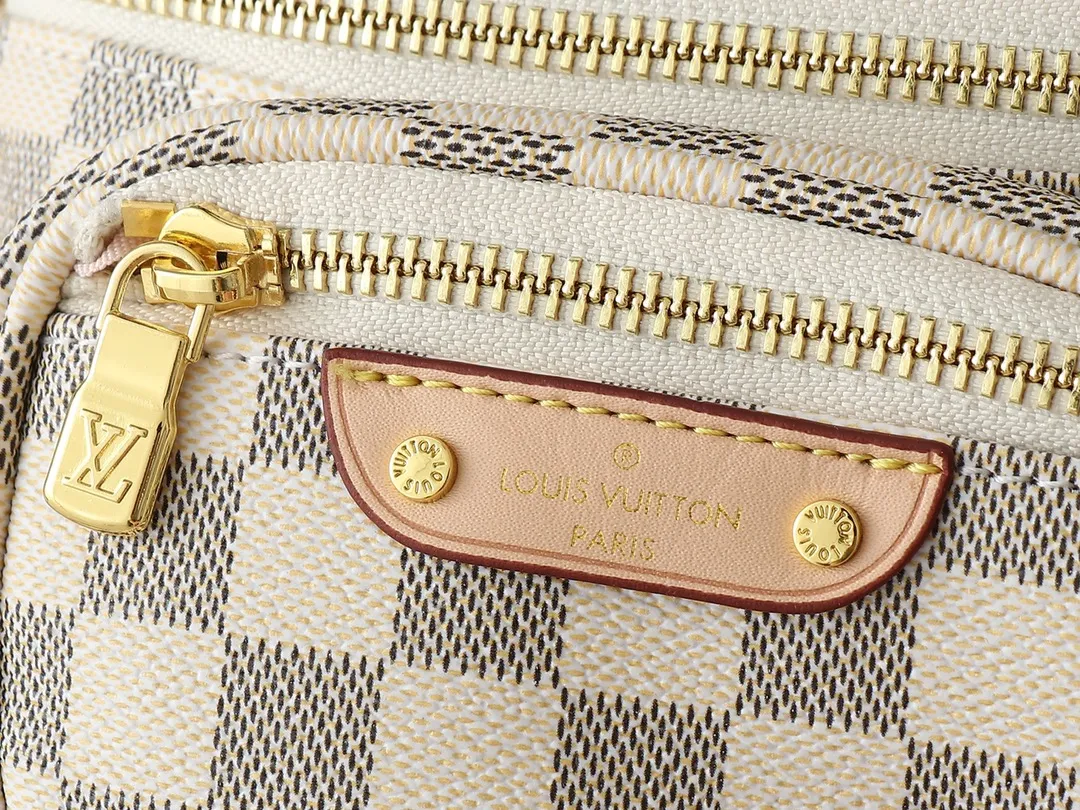 💰220💰Upgraded from the original M46917 M82335 M83275 M82208 M82347 This Mini Bumbag handbag comes from the LV Gradient series and uses the Monogram embossing of Monogram Empreinte leather to render gradient midsummer colors. The on-trend construction features a zipped main compartment and a front pocket with a Louis Vuitton leather label. With the detachable chain and detachable and adjustable shoulder strap, it can be worn as a shoulder or cross-body bag. 17.0 x 12.0 x 9.5 cm (L x H x W) • Monogram Empreinte embossed soft-grained cowhide leather • Textile lining • Metal hardware • Zip closure • Zip front pocket • Shoulder strap: removable, adjustable • Half-length strap: 32.0 cm • Half-length strap adjustable to: 44.0 cm • Chain: Removable • Half-length chain: 20.0 cm