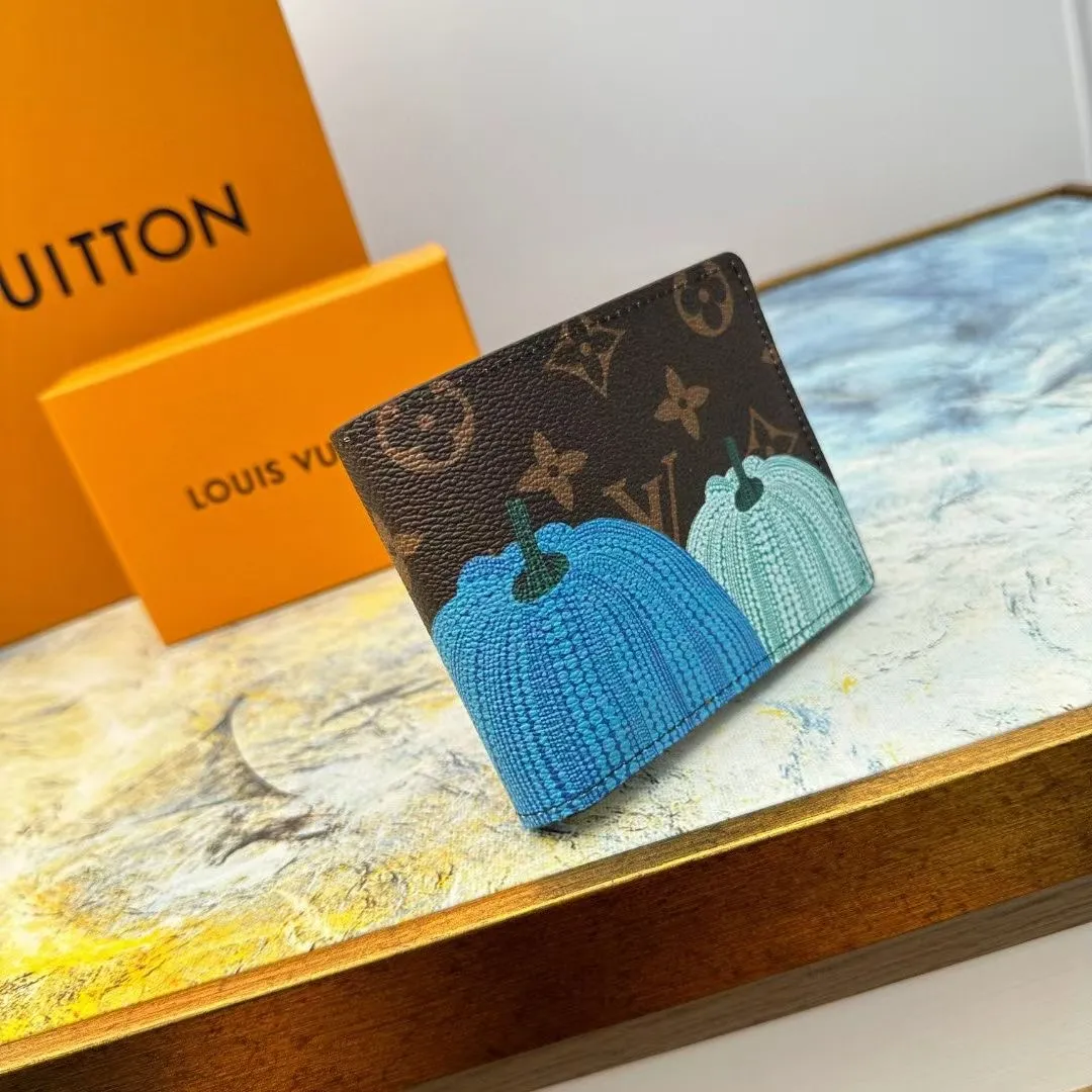 P120 M60895 This slim and practical LV x YK Slender wallet gives the new Louis Vuitton x Yayoi Kusama joint series a dazzling new look. The style is sewn with Monogram Eclipse Reverse canvas and printed with pumpkin patterns that are common in the works of Japanese art pioneer Yayoi Kusama, using bright colors to symbolize the warmth and optimism these works symbolize. The classic wallet is reinterpreted as a work of art, making it the perfect gift for art lovers. 11 x 8.5 x 2 cm (Length x Height x Width) Monogram Eclipse Reverse coated canvas with colorful pumpkin pattern cowhide trim and interior LV x YK logo 8 business card slots Compartment for banknotes