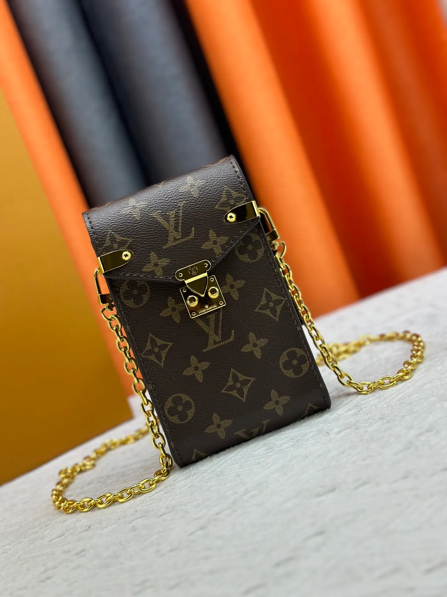P220 Upgraded original M13572 This Métis mobile phone bag draws inspiration from Louis Vuitton's classic luggage, and is made of a whole piece of Monogram canvas to create an exquisite structure. The S-lock clasp and metal corners speak of the brand's long tradition of boxmaking. Attach the removable chain to instantly be hands-free. Dimensions: 10.4 x 17.5 x 4.0 cm (length x height x width)