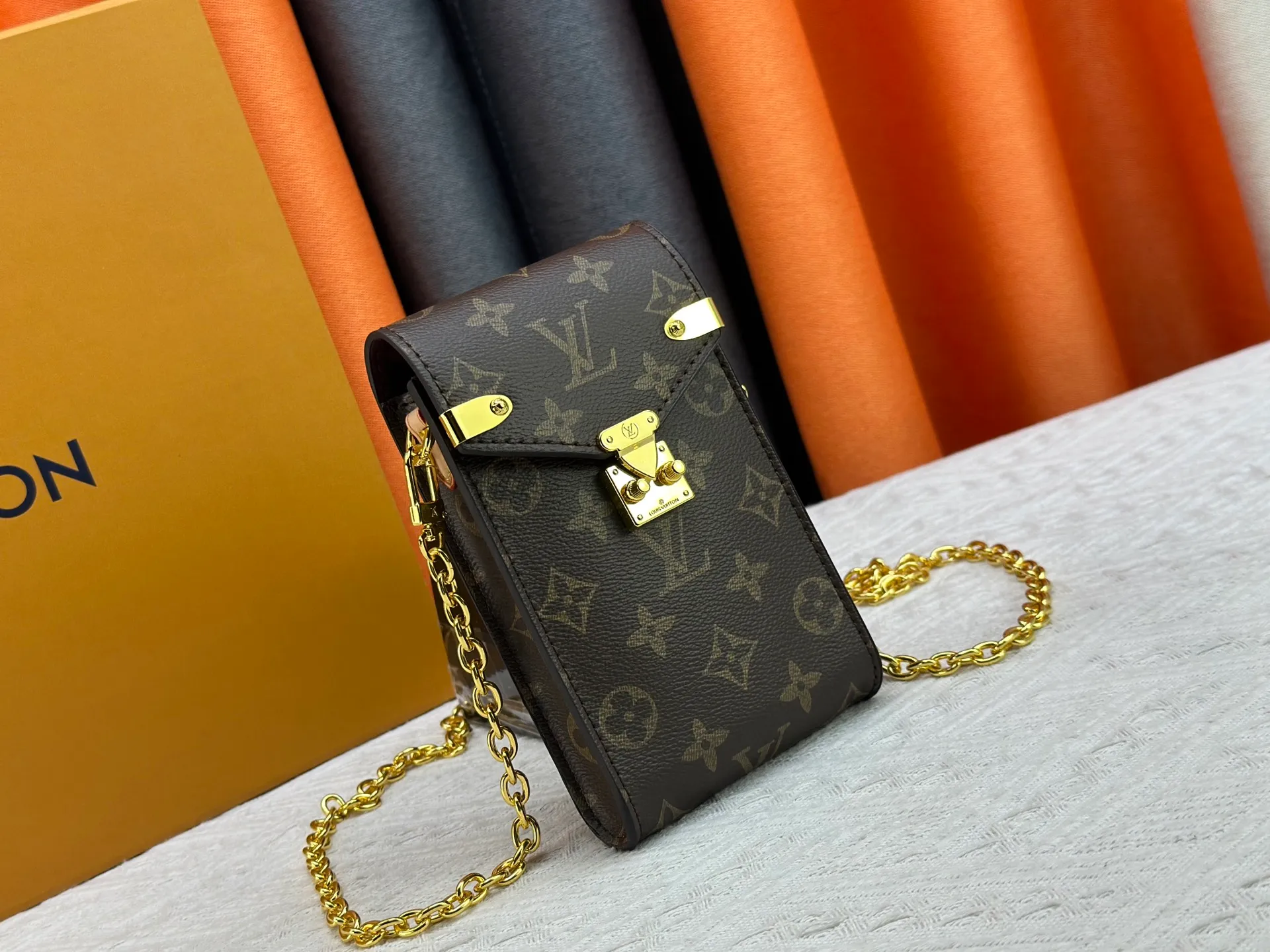 P220 Upgraded original M13572 This Métis mobile phone bag draws inspiration from Louis Vuitton's classic luggage, and is made of a whole piece of Monogram canvas to create an exquisite structure. The S-lock clasp and metal corners speak of the brand's long tradition of boxmaking. Attach the removable chain to instantly be hands-free. Dimensions: 10.4 x 17.5 x 4.0 cm (length x height x width)