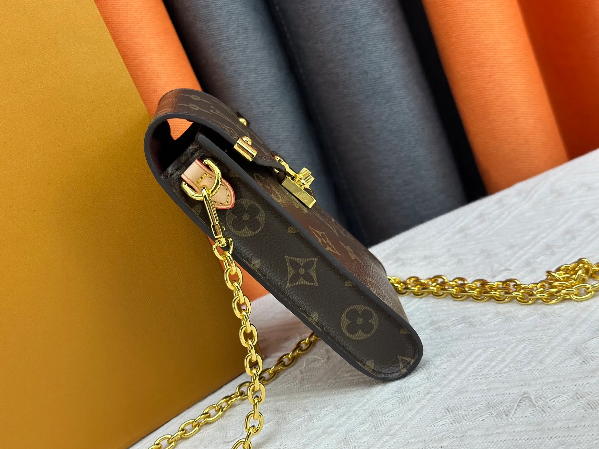 P220 Upgraded original M13572 This Métis mobile phone bag draws inspiration from Louis Vuitton's classic luggage, and is made of a whole piece of Monogram canvas to create an exquisite structure. The S-lock clasp and metal corners speak of the brand's long tradition of boxmaking. Attach the removable chain to instantly be hands-free. Dimensions: 10.4 x 17.5 x 4.0 cm (length x height x width)
