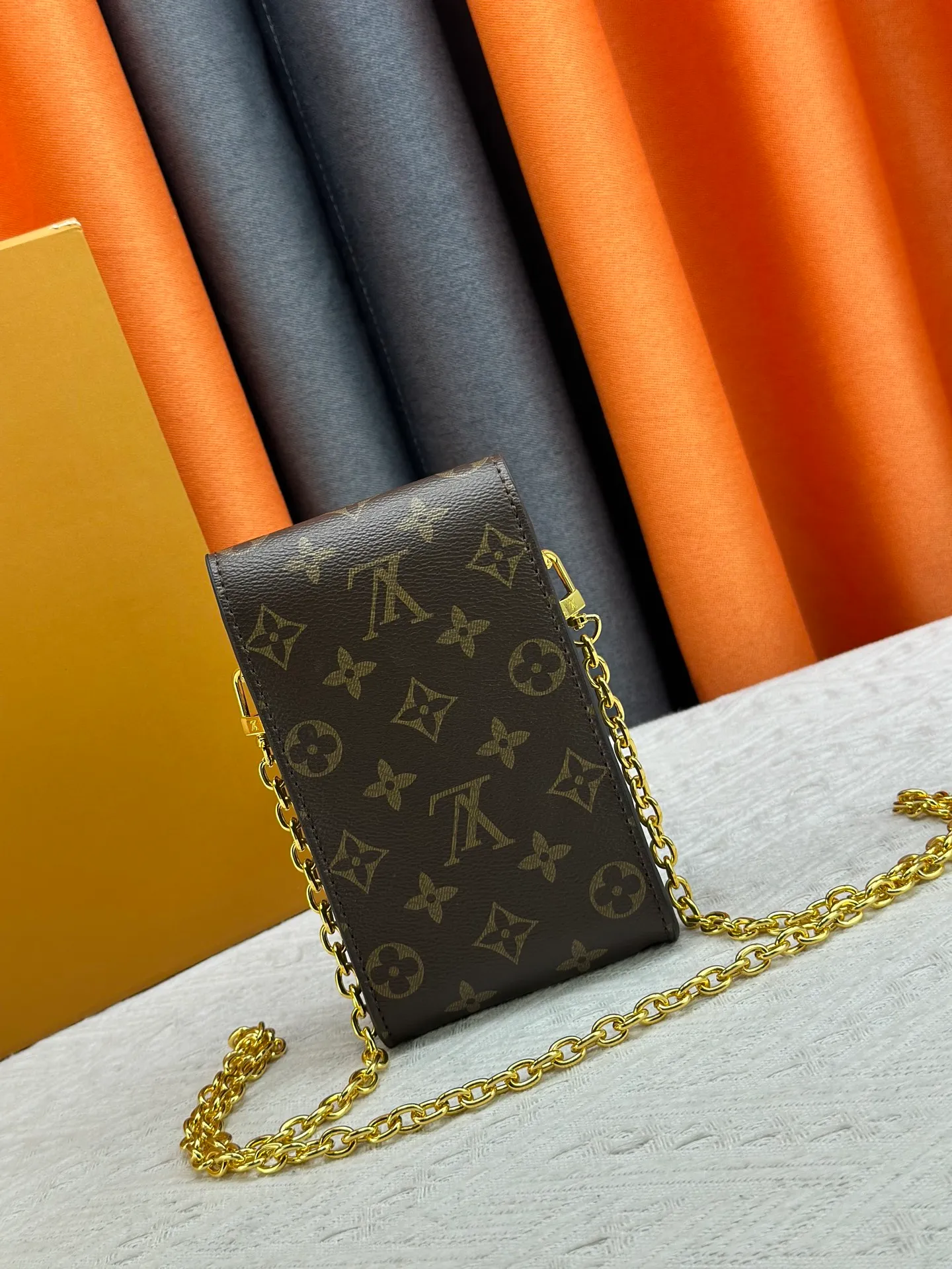 P220 Upgraded original M13572 This Métis mobile phone bag draws inspiration from Louis Vuitton's classic luggage, and is made of a whole piece of Monogram canvas to create an exquisite structure. The S-lock clasp and metal corners speak of the brand's long tradition of boxmaking. Attach the removable chain to instantly be hands-free. Dimensions: 10.4 x 17.5 x 4.0 cm (length x height x width)