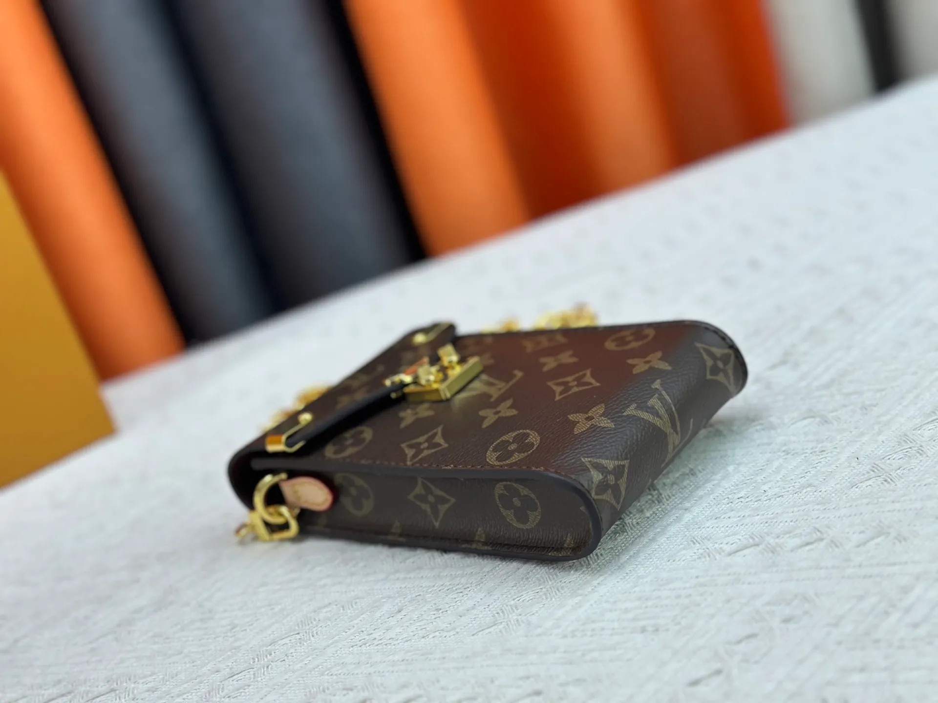 P220 Upgraded original M13572 This Métis mobile phone bag draws inspiration from Louis Vuitton's classic luggage, and is made of a whole piece of Monogram canvas to create an exquisite structure. The S-lock clasp and metal corners speak of the brand's long tradition of boxmaking. Attach the removable chain to instantly be hands-free. Dimensions: 10.4 x 17.5 x 4.0 cm (length x height x width)