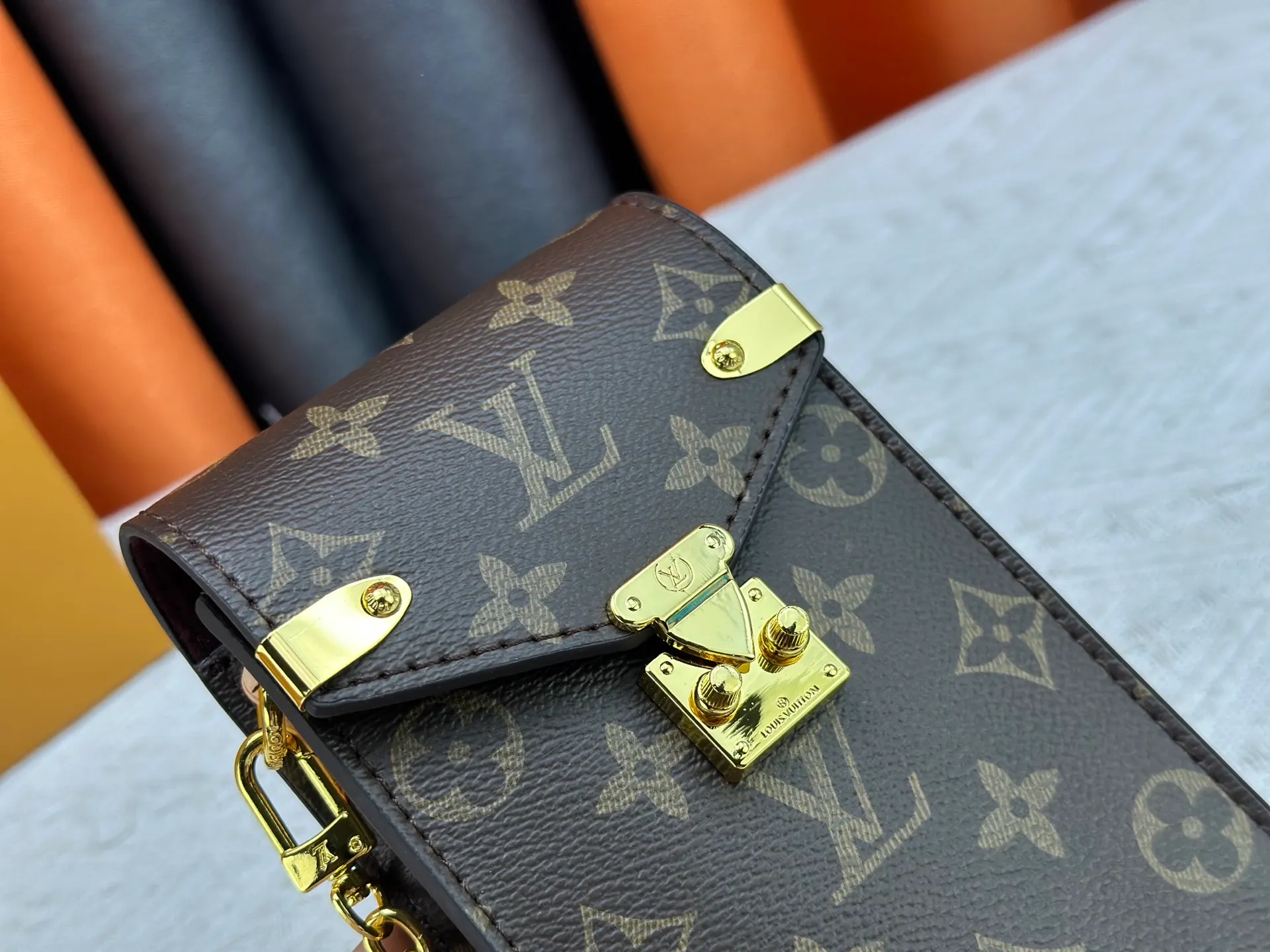 P220 Upgraded original M13572 This Métis mobile phone bag draws inspiration from Louis Vuitton's classic luggage, and is made of a whole piece of Monogram canvas to create an exquisite structure. The S-lock clasp and metal corners speak of the brand's long tradition of boxmaking. Attach the removable chain to instantly be hands-free. Dimensions: 10.4 x 17.5 x 4.0 cm (length x height x width)