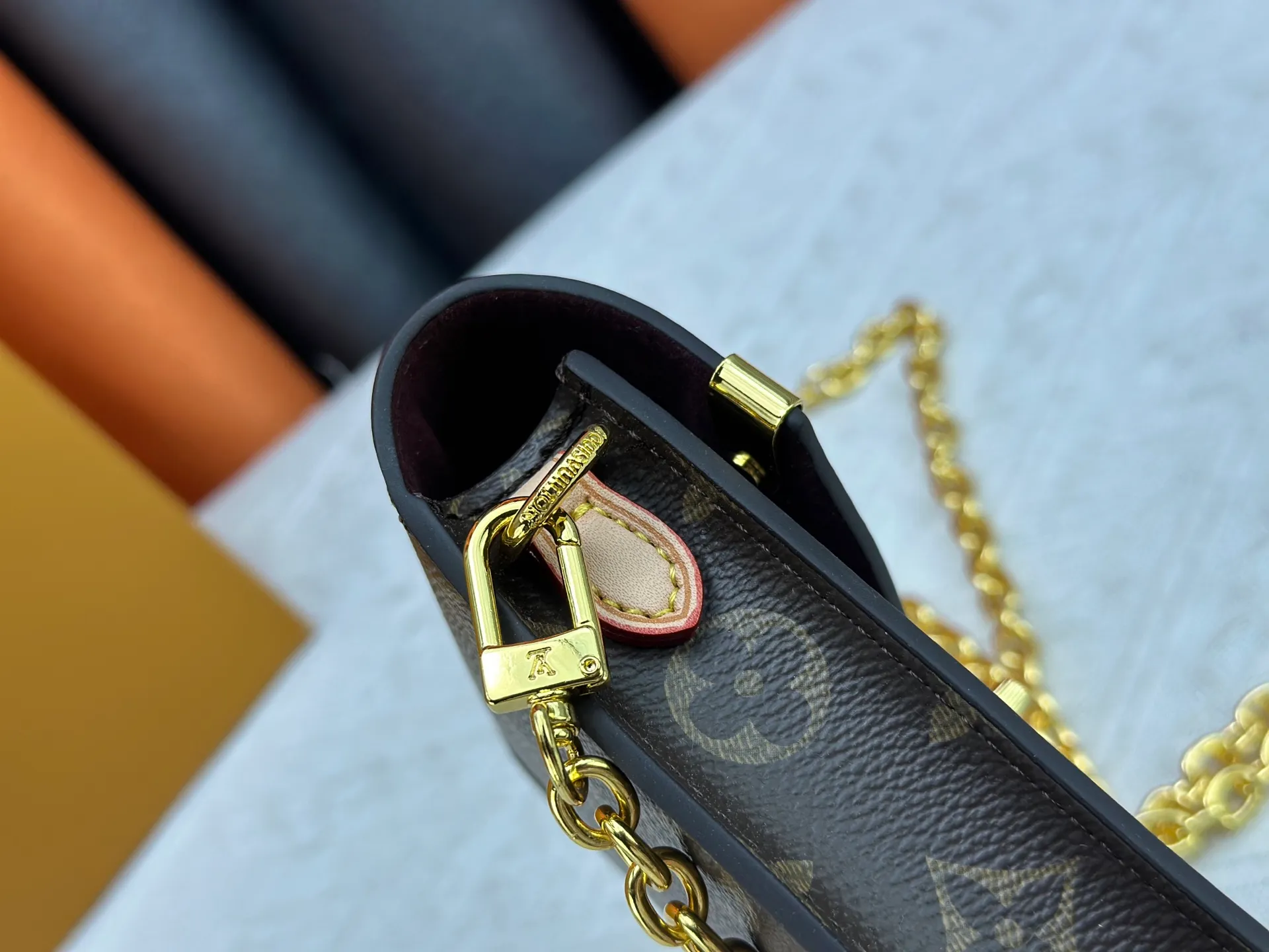 P220 Upgraded original M13572 This Métis mobile phone bag draws inspiration from Louis Vuitton's classic luggage, and is made of a whole piece of Monogram canvas to create an exquisite structure. The S-lock clasp and metal corners speak of the brand's long tradition of boxmaking. Attach the removable chain to instantly be hands-free. Dimensions: 10.4 x 17.5 x 4.0 cm (length x height x width)