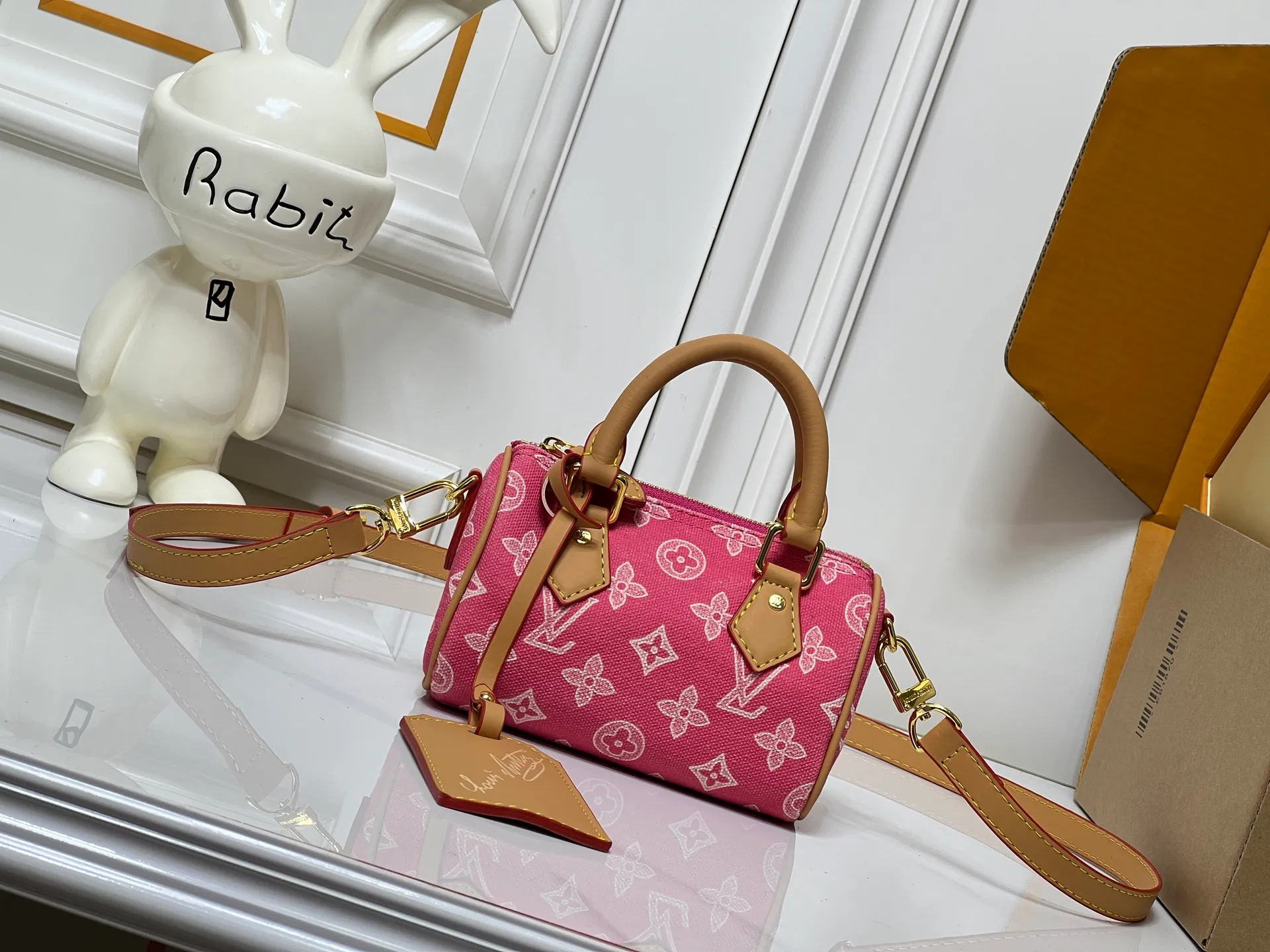 Batch 240💰M28322 Red M28323 M27610 M81085 [Exclusive background shot] This Nano Speedy handbag condenses the configuration of Louis Vuitton's classic Speedy handbag. It is made of Monogram canvas with distressed cow leather details and dazzling metal parts, making it easy to carry with you for daily needs. The handles and removable and adjustable shoulder strap allow for a variety of styling possibilities. 16.0 x 10.0 x 7.5 cm (L x H x W) • Monogram coated canvas • Cow leather trim • Metal hardware • Zipper closure • Space to store daily necessities such as a 6.1-inch smartphone, card holder and lipstick • Shoulder strap: removable, adjustable • Half-length strap: 45.5 cm • Half-length strap adjustable to: 54.0 cm • Handle: Double handle