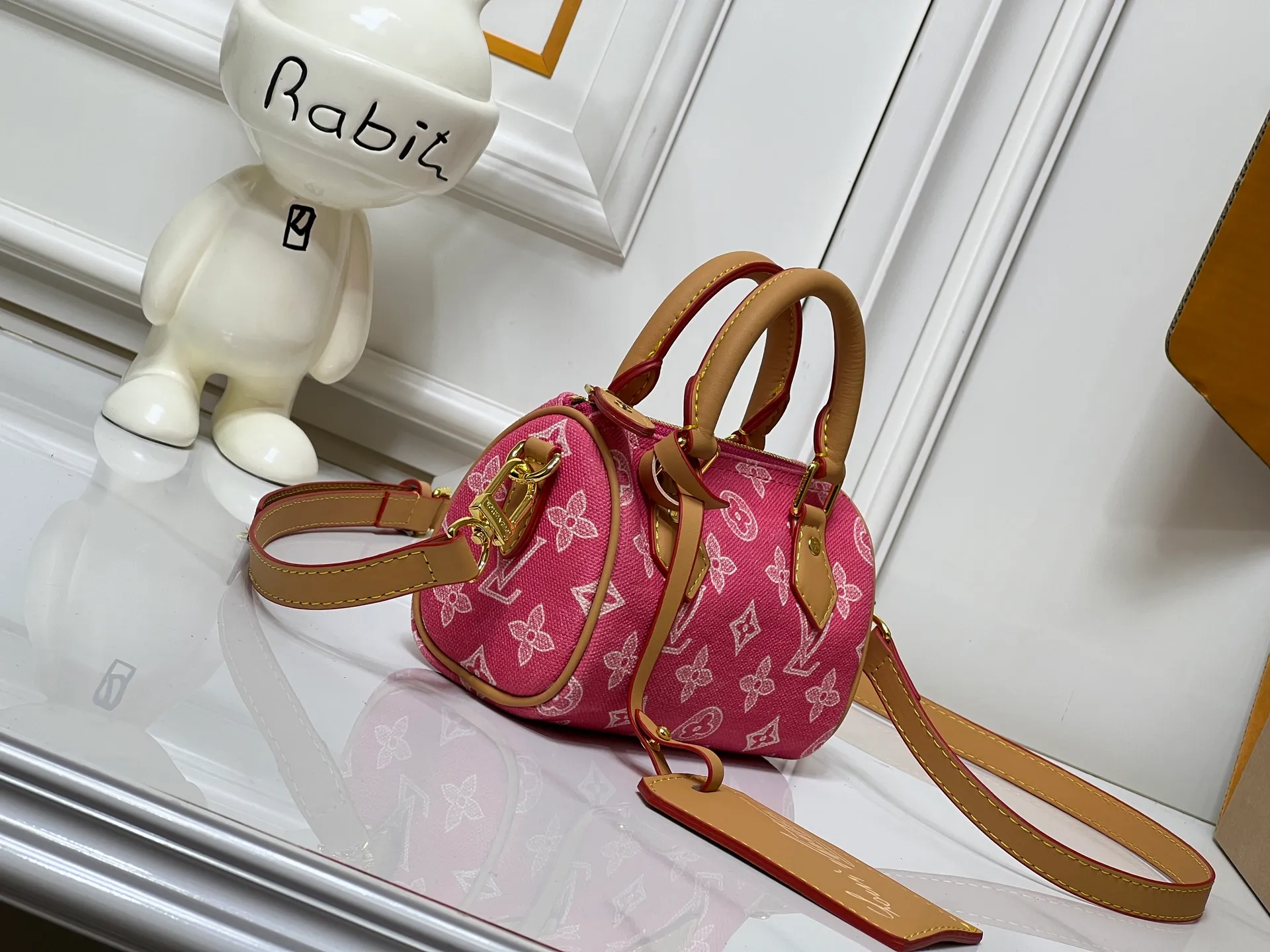 Batch 240💰M28322 Red M28323 M27610 M81085 [Exclusive background shot] This Nano Speedy handbag condenses the configuration of Louis Vuitton's classic Speedy handbag. It is made of Monogram canvas with distressed cow leather details and dazzling metal parts, making it easy to carry with you for daily needs. The handles and removable and adjustable shoulder strap allow for a variety of styling possibilities. 16.0 x 10.0 x 7.5 cm (L x H x W) • Monogram coated canvas • Cow leather trim • Metal hardware • Zipper closure • Space to store daily necessities such as a 6.1-inch smartphone, card holder and lipstick • Shoulder strap: removable, adjustable • Half-length strap: 45.5 cm • Half-length strap adjustable to: 54.0 cm • Handle: Double handle