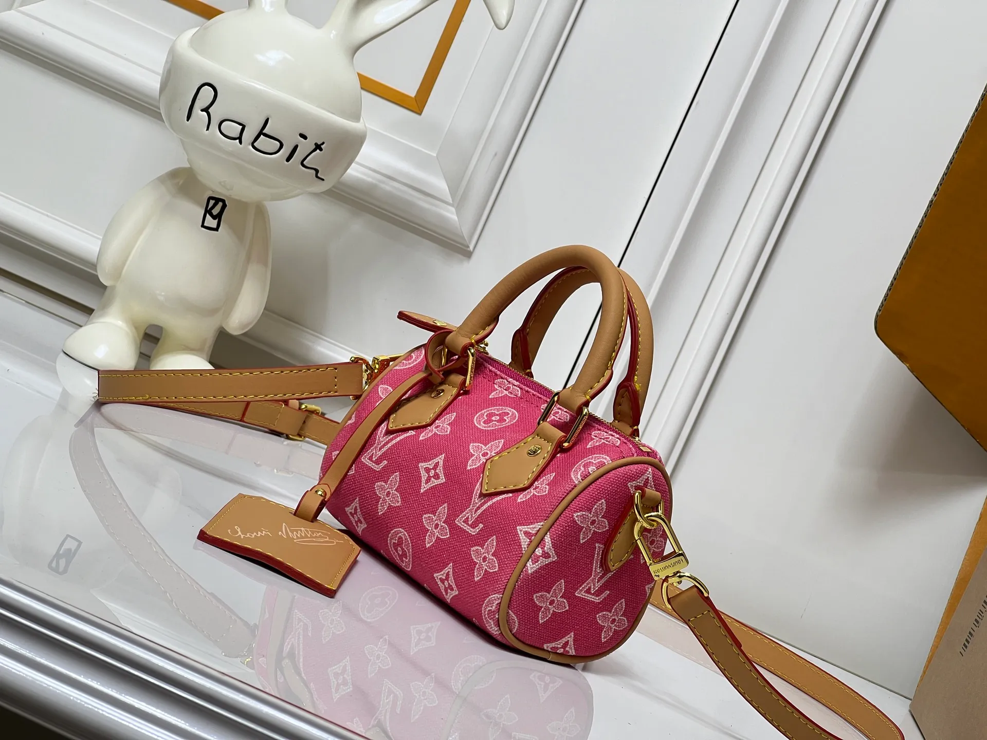 Batch 240💰M28322 Red M28323 M27610 M81085 [Exclusive background shot] This Nano Speedy handbag condenses the configuration of Louis Vuitton's classic Speedy handbag. It is made of Monogram canvas with distressed cow leather details and dazzling metal parts, making it easy to carry with you for daily needs. The handles and removable and adjustable shoulder strap allow for a variety of styling possibilities. 16.0 x 10.0 x 7.5 cm (L x H x W) • Monogram coated canvas • Cow leather trim • Metal hardware • Zipper closure • Space to store daily necessities such as a 6.1-inch smartphone, card holder and lipstick • Shoulder strap: removable, adjustable • Half-length strap: 45.5 cm • Half-length strap adjustable to: 54.0 cm • Handle: Double handle