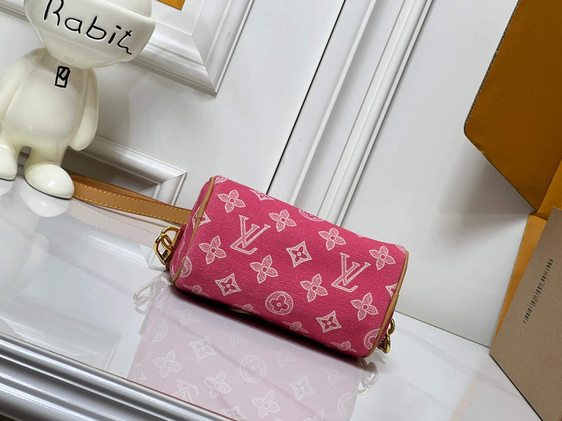 Batch 240💰M28322 Red M28323 M27610 M81085 [Exclusive background shot] This Nano Speedy handbag condenses the configuration of Louis Vuitton's classic Speedy handbag. It is made of Monogram canvas with distressed cow leather details and dazzling metal parts, making it easy to carry with you for daily needs. The handles and removable and adjustable shoulder strap allow for a variety of styling possibilities. 16.0 x 10.0 x 7.5 cm (L x H x W) • Monogram coated canvas • Cow leather trim • Metal hardware • Zipper closure • Space to store daily necessities such as a 6.1-inch smartphone, card holder and lipstick • Shoulder strap: removable, adjustable • Half-length strap: 45.5 cm • Half-length strap adjustable to: 54.0 cm • Handle: Double handle
