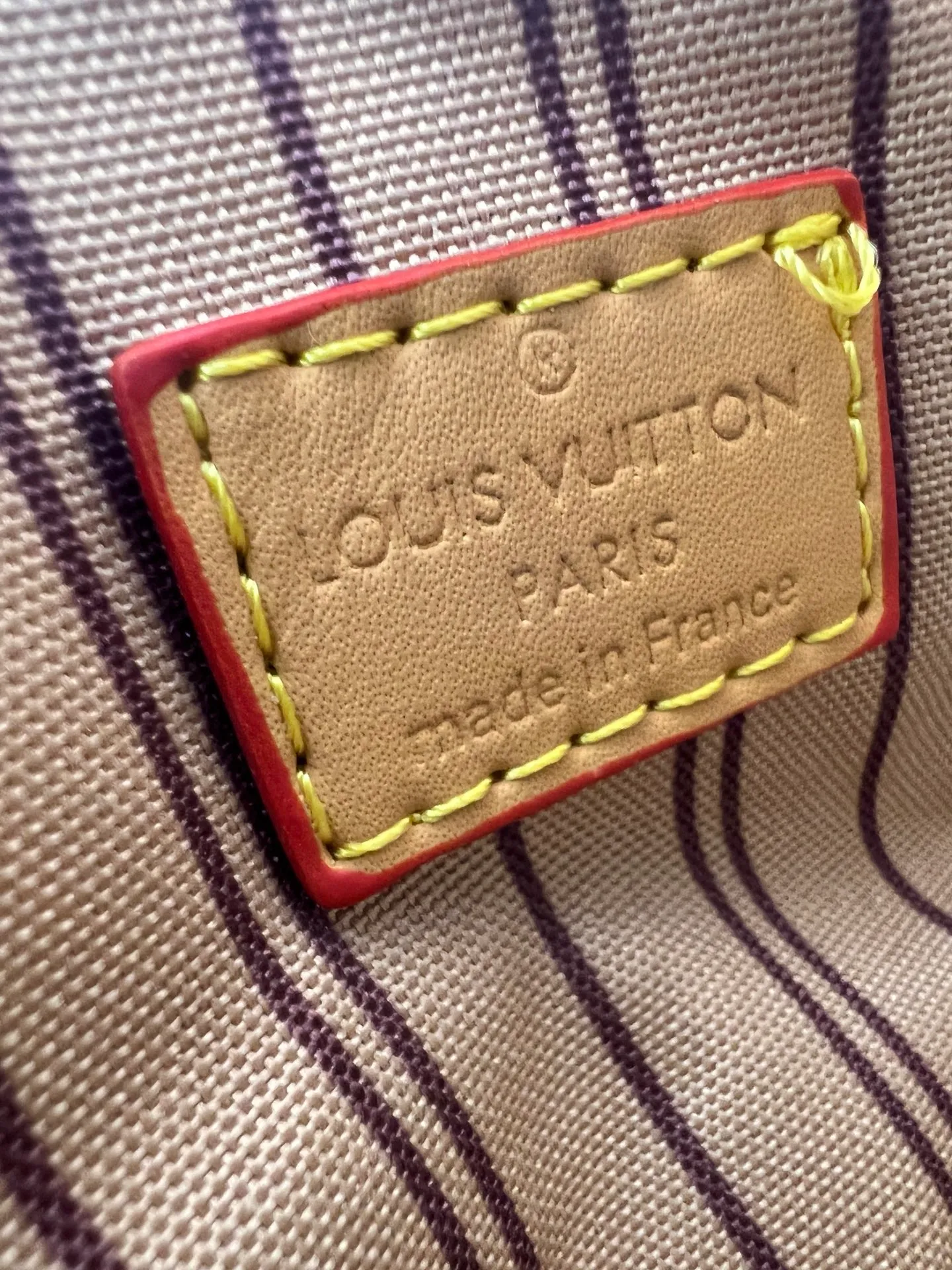 Batch 240💰M28322 Red M28323 M27610 M81085 [Exclusive background shot] This Nano Speedy handbag condenses the configuration of Louis Vuitton's classic Speedy handbag. It is made of Monogram canvas with distressed cow leather details and dazzling metal parts, making it easy to carry with you for daily needs. The handles and removable and adjustable shoulder strap allow for a variety of styling possibilities. 16.0 x 10.0 x 7.5 cm (L x H x W) • Monogram coated canvas • Cow leather trim • Metal hardware • Zipper closure • Space to store daily necessities such as a 6.1-inch smartphone, card holder and lipstick • Shoulder strap: removable, adjustable • Half-length strap: 45.5 cm • Half-length strap adjustable to: 54.0 cm • Handle: Double handle