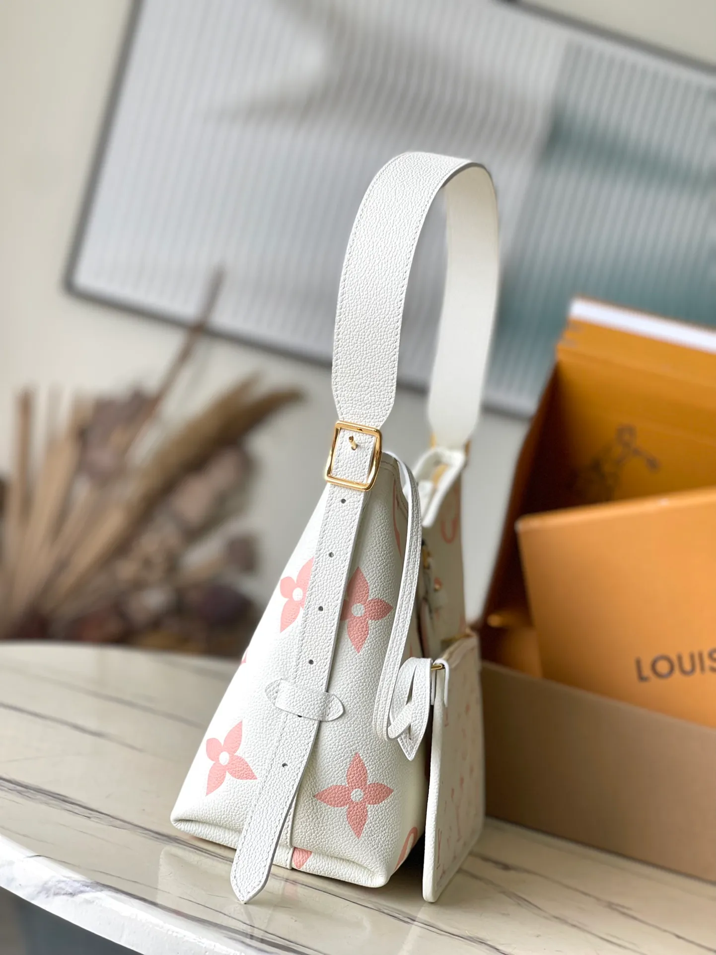 💰1300 (top layer leather) top original order M24141 This small CarryAll handbag is made of Monogram Empreinte embossed leather, with a soft texture that fits the body shape. The sophisticated interior features a detachable zippered pocket, which can be safely opened and closed for daily use. Adjustable shoulder strap allows for hand, shoulder and cross-body wear options. Dimensions: 29.5 × 24 × 12 cm