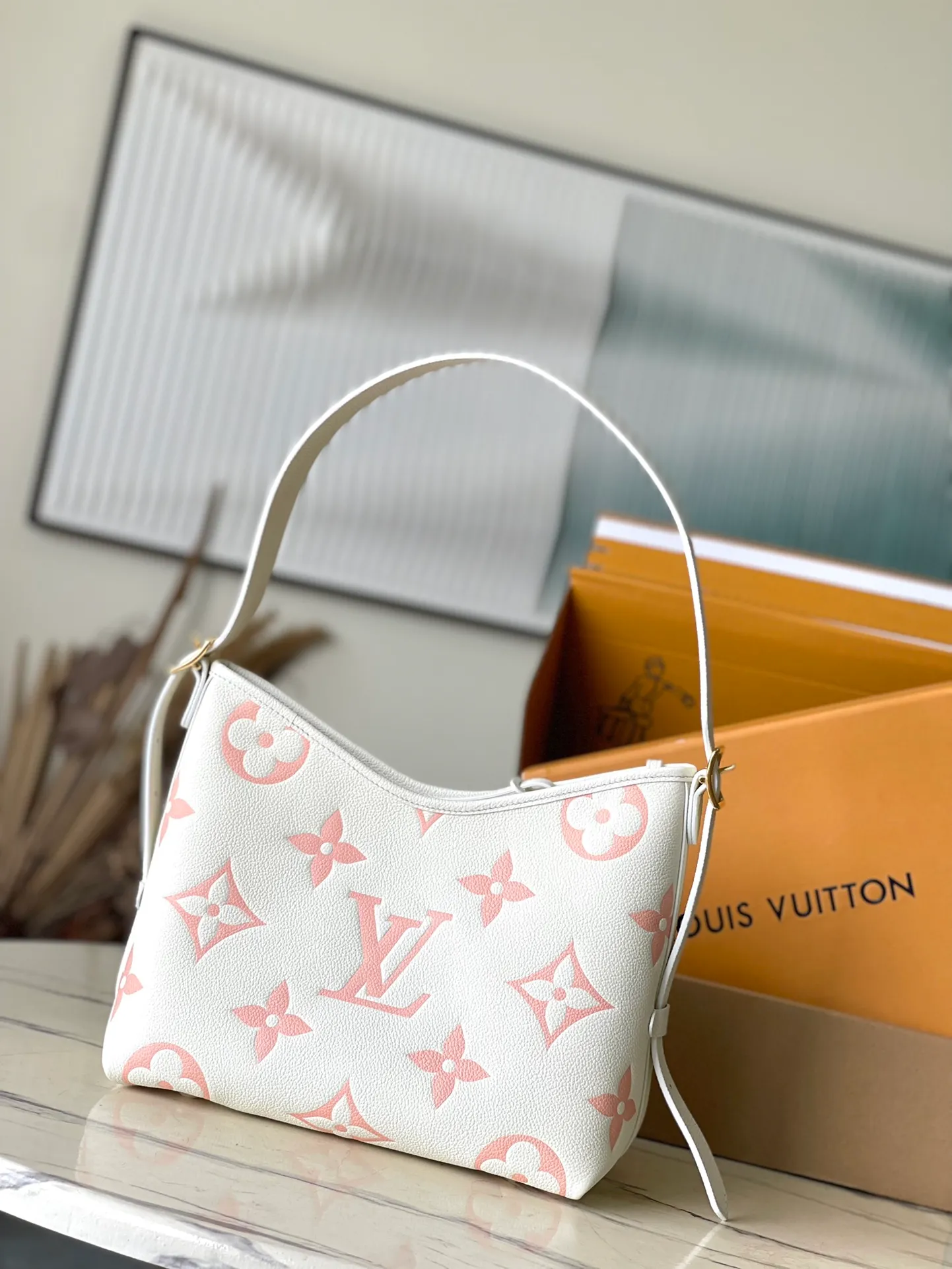 💰1300 (top layer leather) top original order M24141 This small CarryAll handbag is made of Monogram Empreinte embossed leather, with a soft texture that fits the body shape. The sophisticated interior features a detachable zippered pocket, which can be safely opened and closed for daily use. Adjustable shoulder strap allows for hand, shoulder and cross-body wear options. Dimensions: 29.5 × 24 × 12 cm